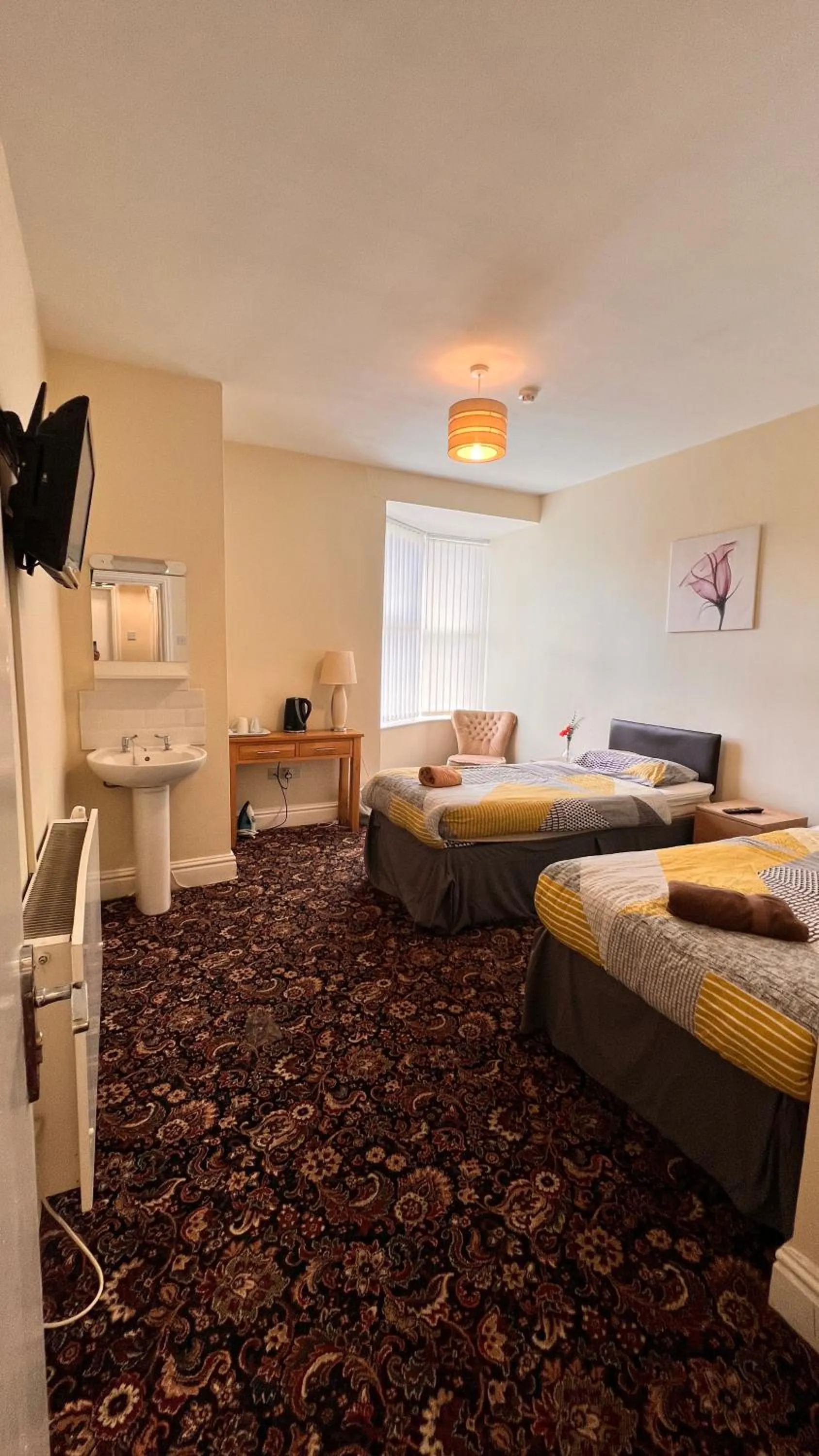 Photo of the whole room, Bed in Castle Lodge Guest House 86-88 Sheil Rd L6 3AF