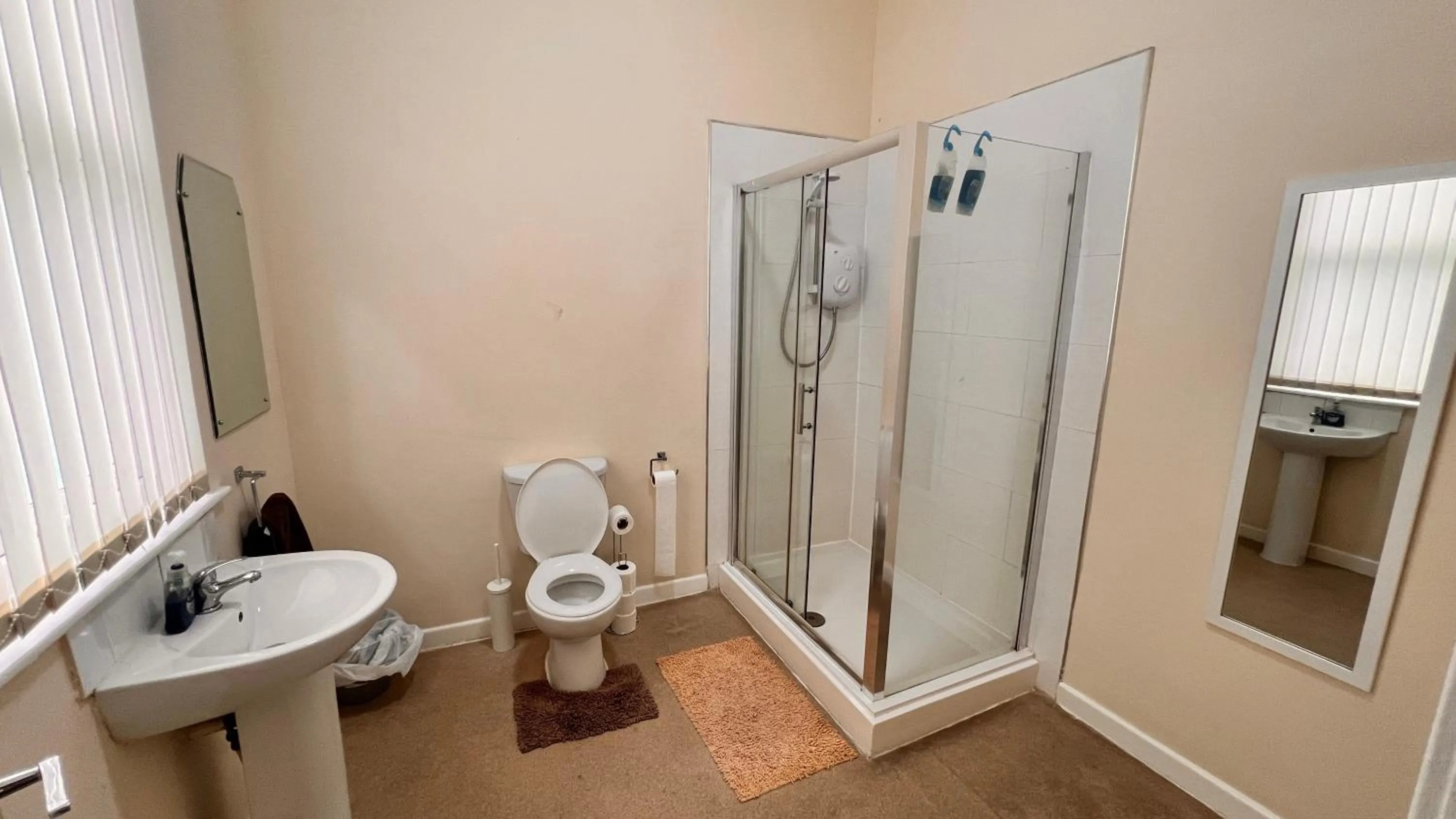 Bathroom in Castle Lodge Guest House 86-88 Sheil Rd L6 3AF