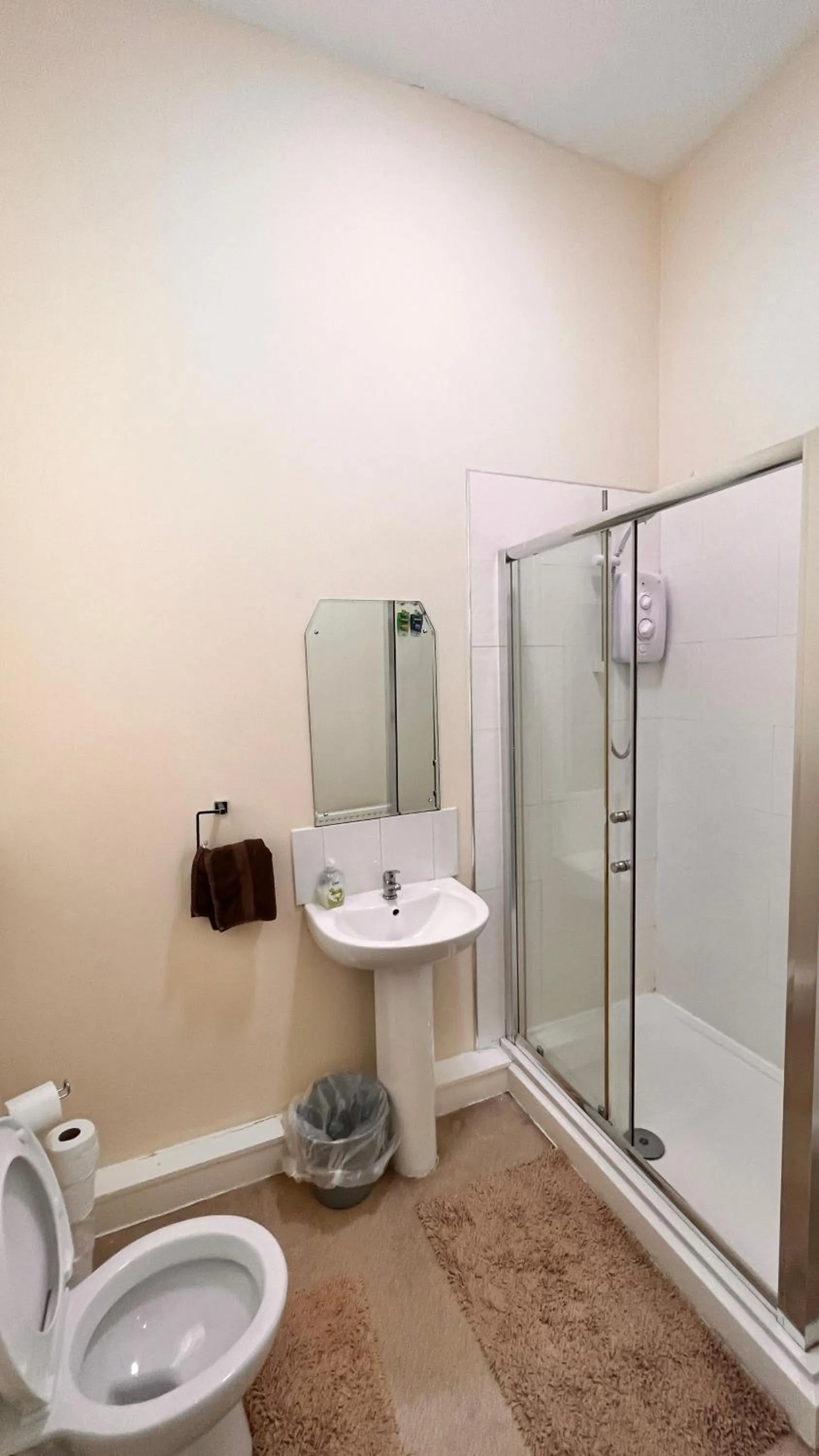 Bathroom in Castle Lodge Guest House 86-88 Sheil Rd L6 3AF