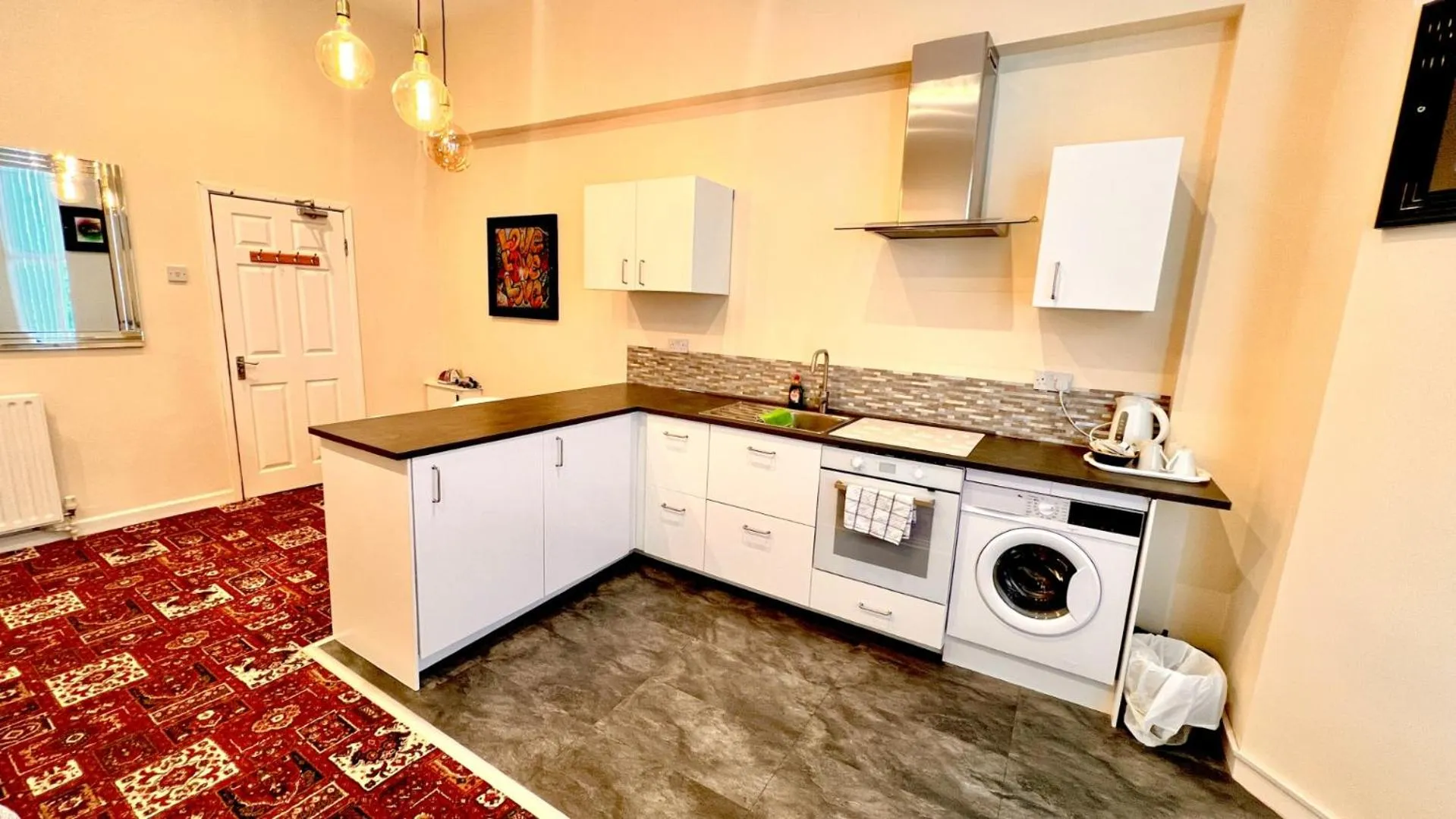 Kitchen or kitchenette in Castle Lodge Guest House 86-88 Sheil Rd L6 3AF