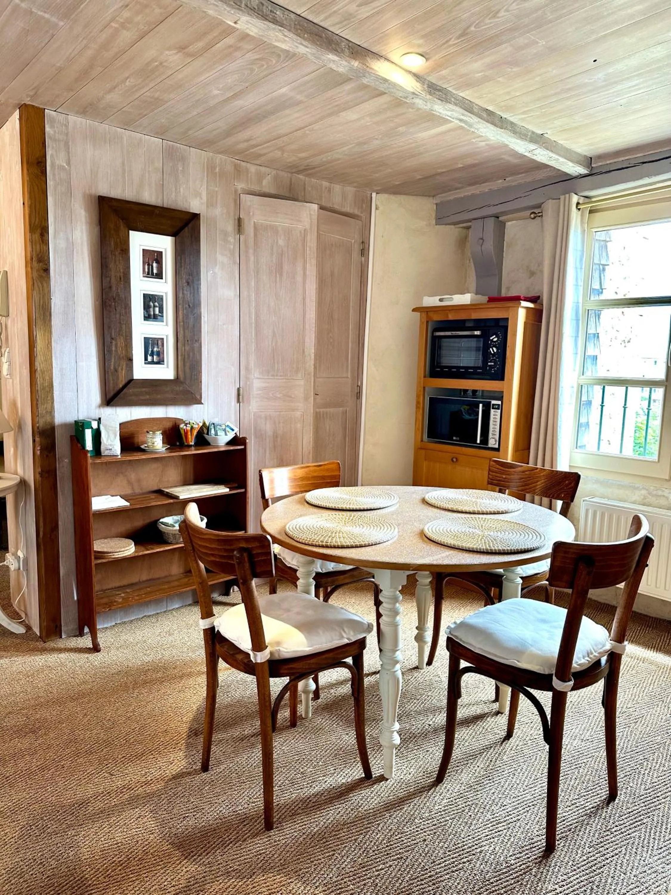 Dining area in Logis Saint-Flaceau