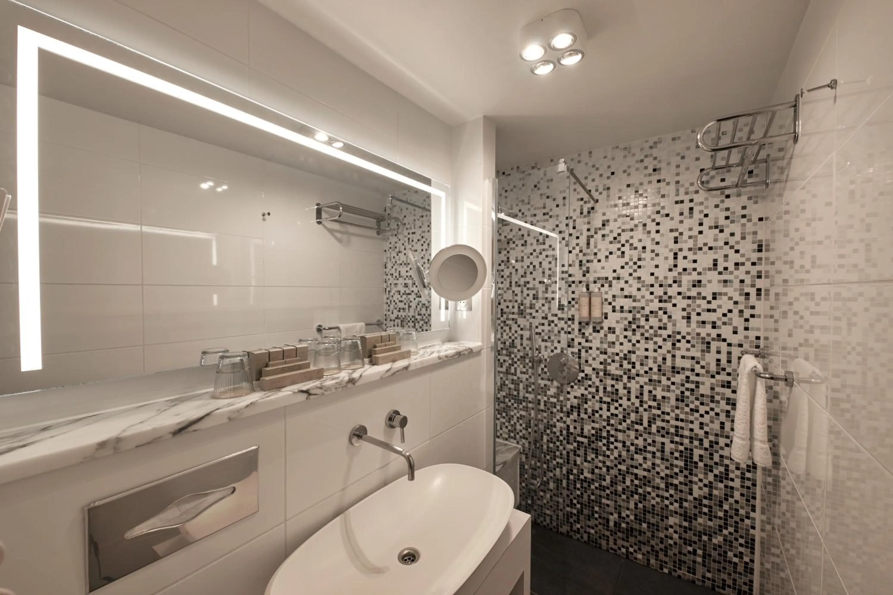 Shower in Van der Valk Hotel Saint-Aygulf