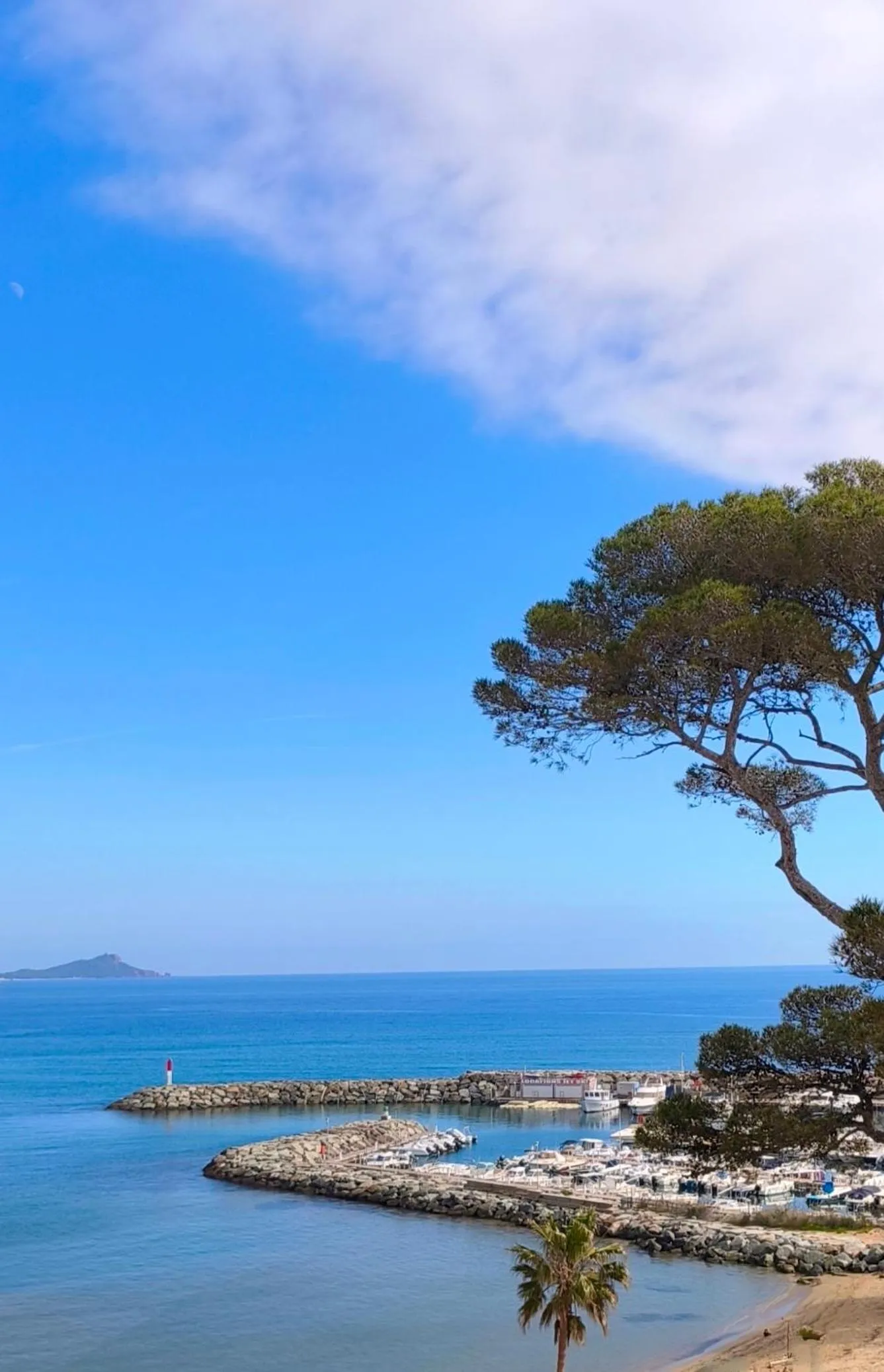 Beach in Van der Valk Hotel Saint-Aygulf