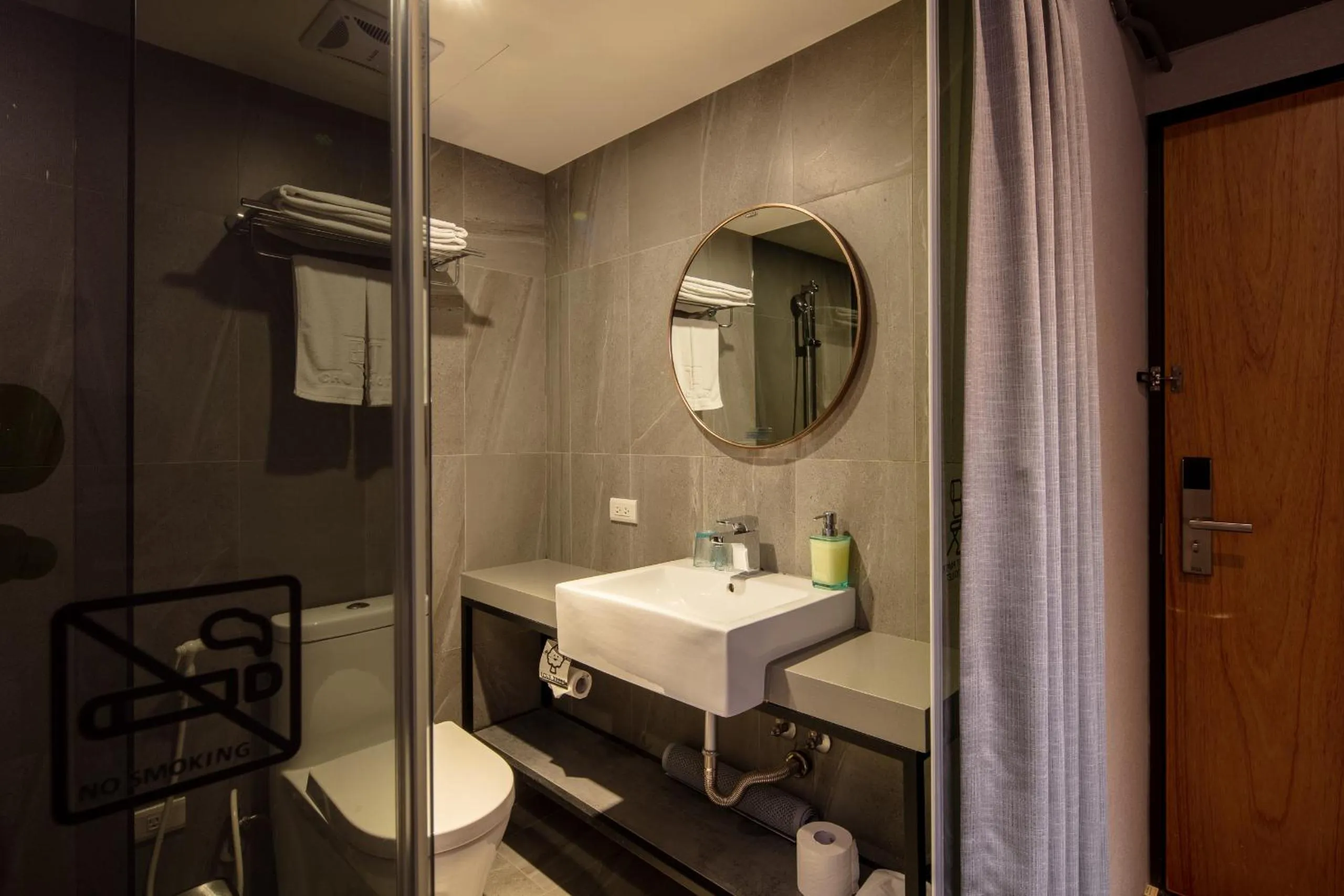 Shower in Cho Hotel 3