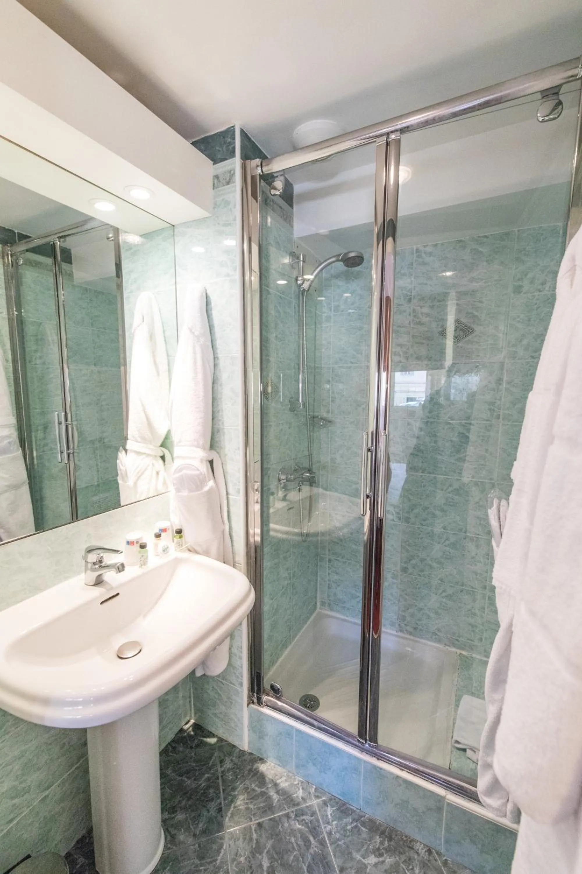 Shower in Cannes Croisette Prestige Apart'hotel