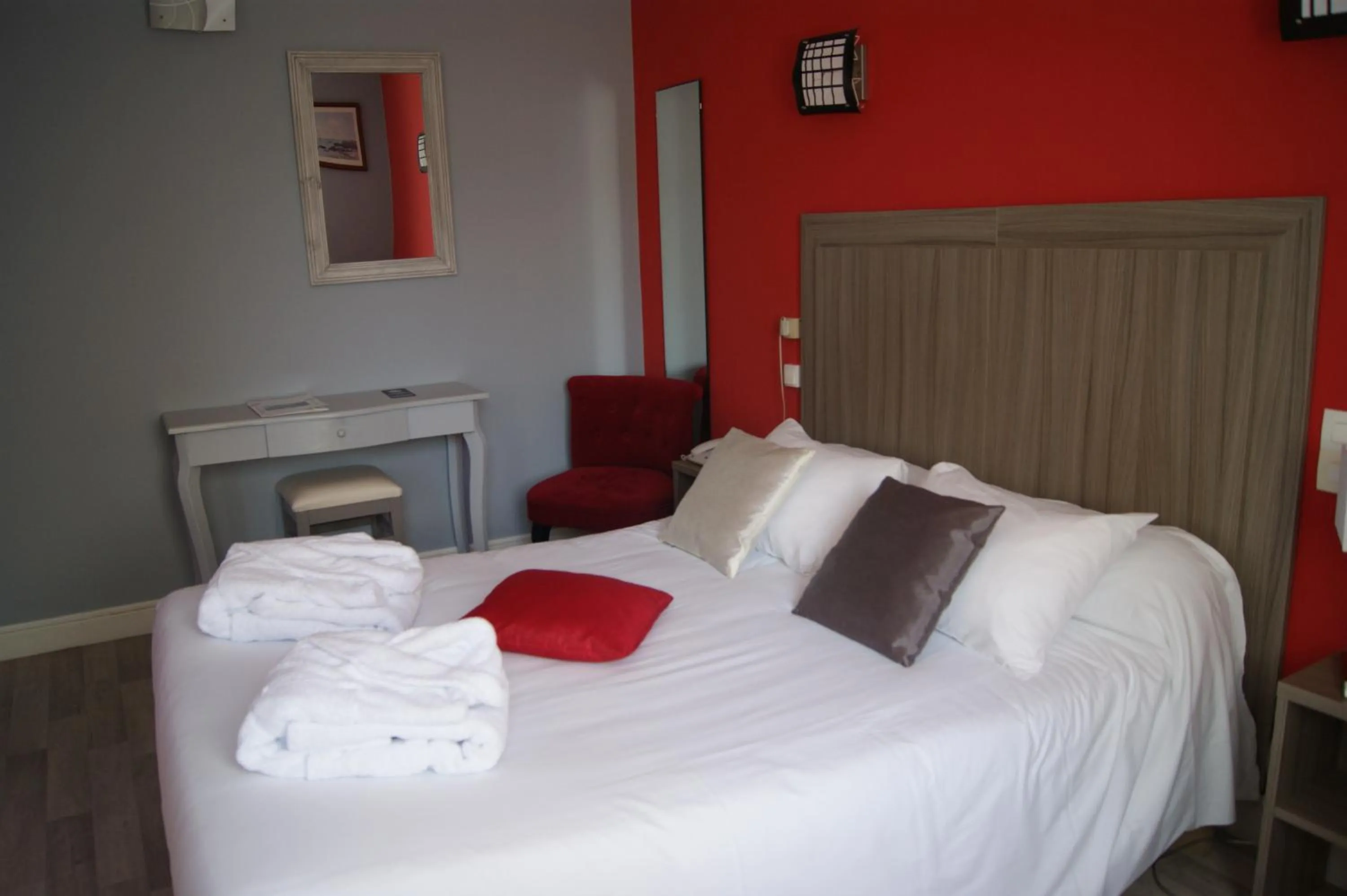 Photo of the whole room in Hotel de L'Europe, La Roche-Posay