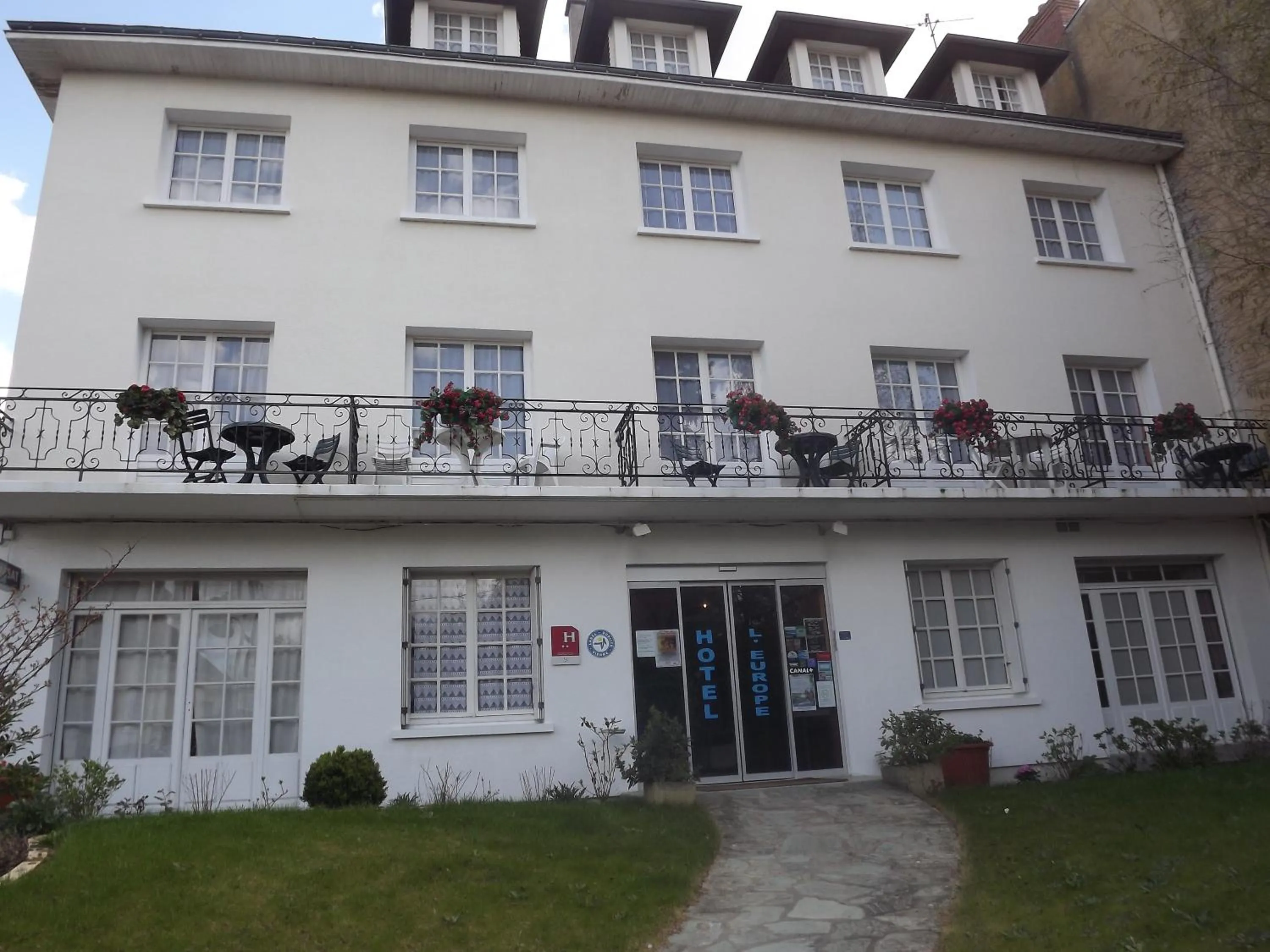 Facade/entrance, Property Building in Hotel de L'Europe, La Roche-Posay
