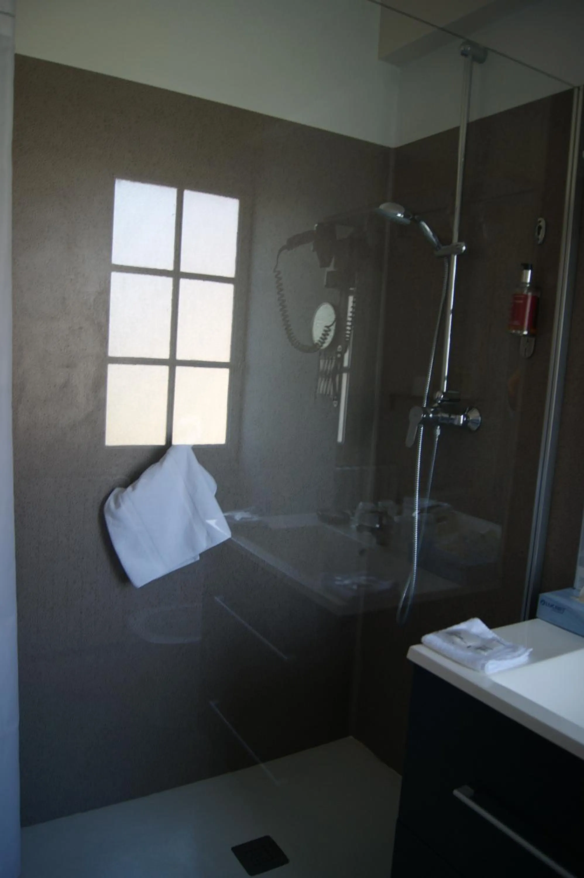 Shower, Bathroom in Hotel de L'Europe, La Roche-Posay