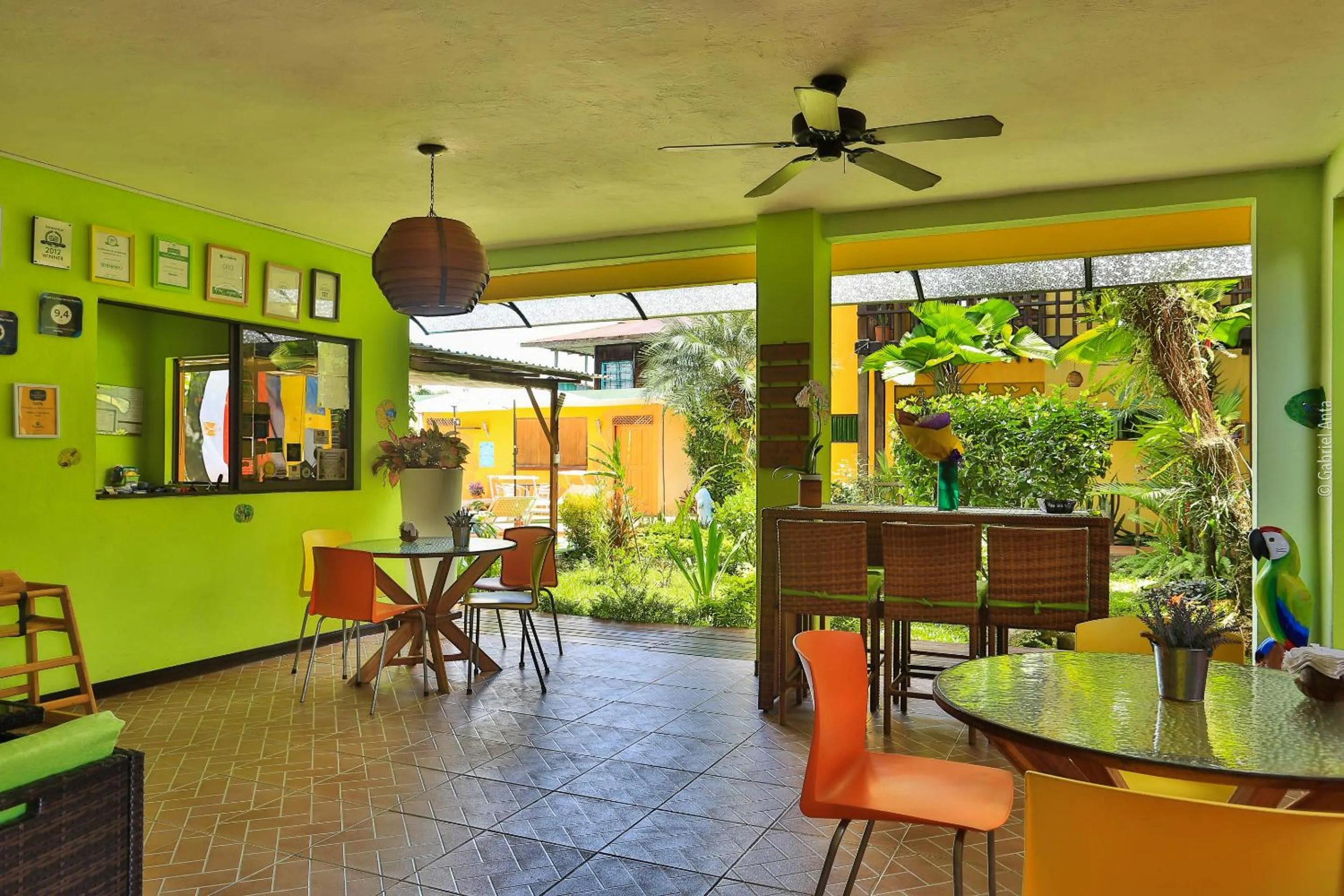 Communal lounge/ TV room in Hotel Boutique La Casa de las Flores