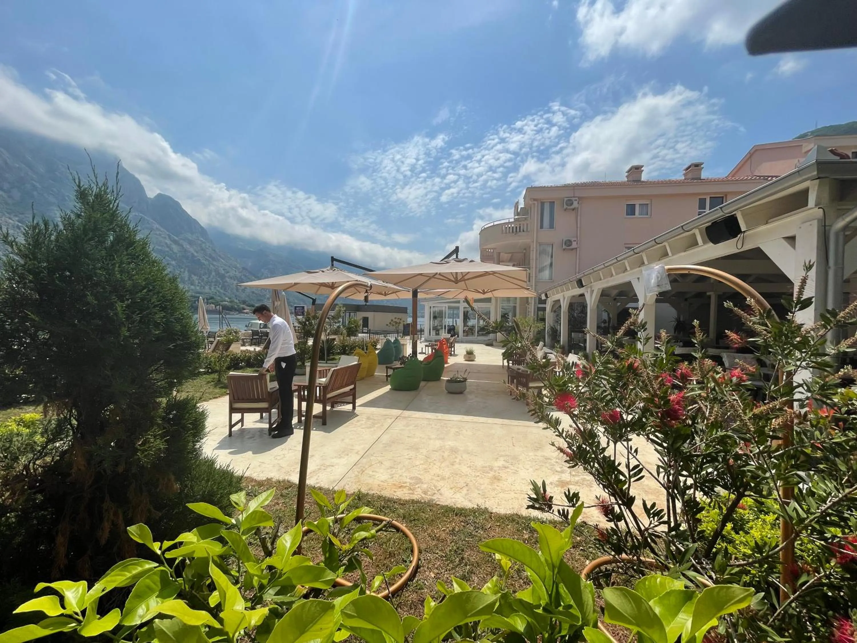 Restaurant/places to eat in Montebay Perla