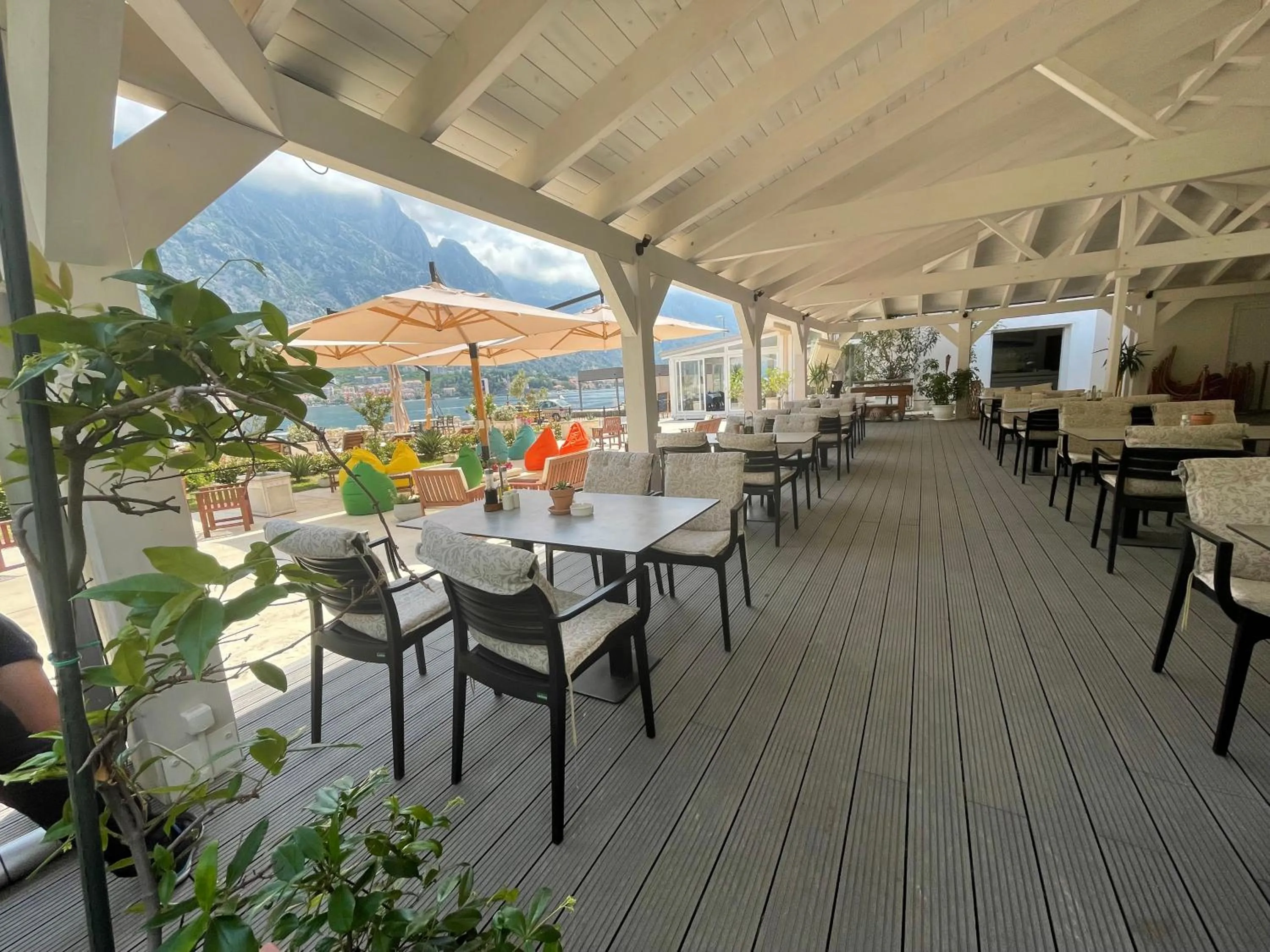 Restaurant/places to eat in Montebay Perla