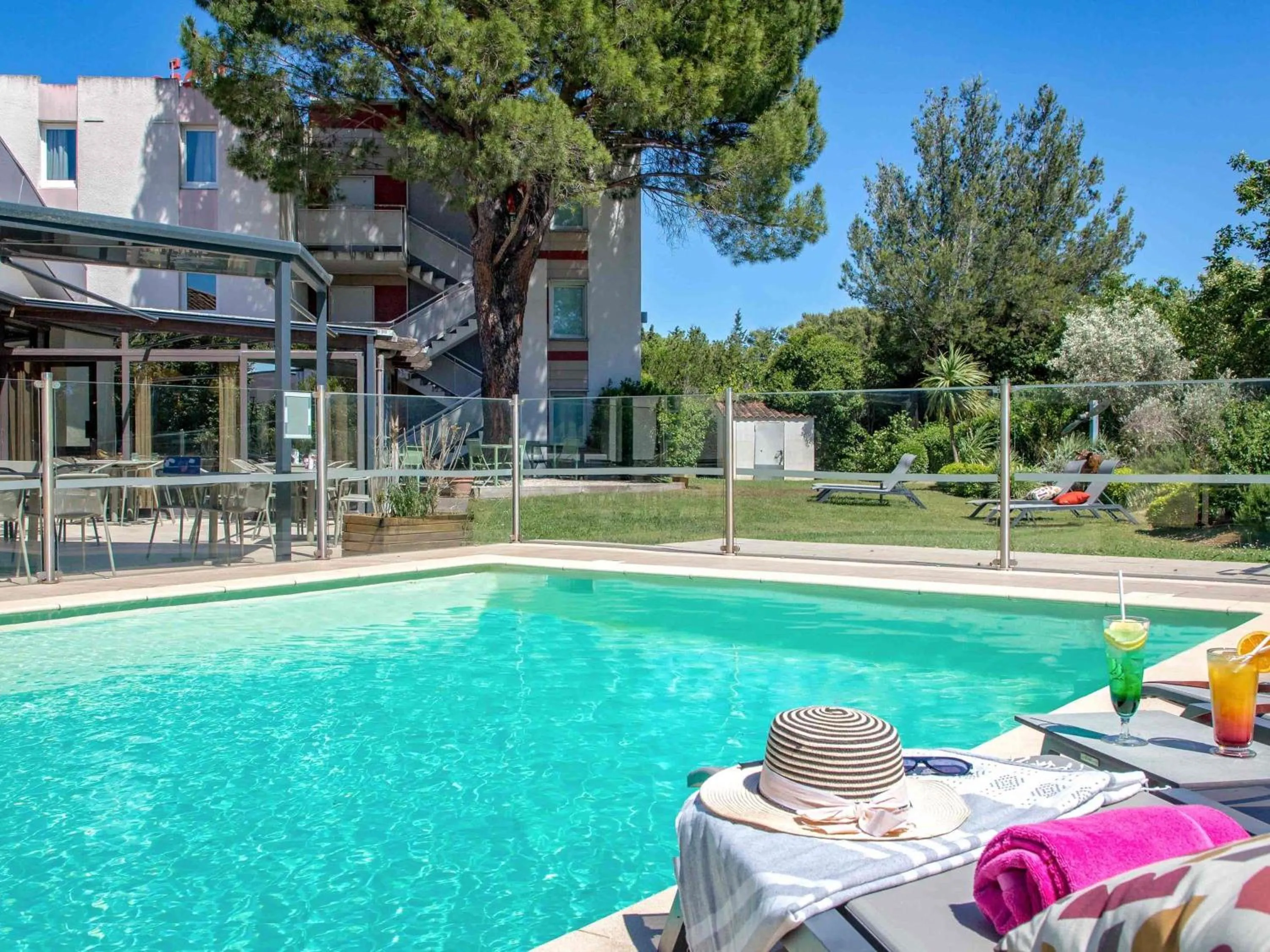 Pool view in ibis Salon de Provence
