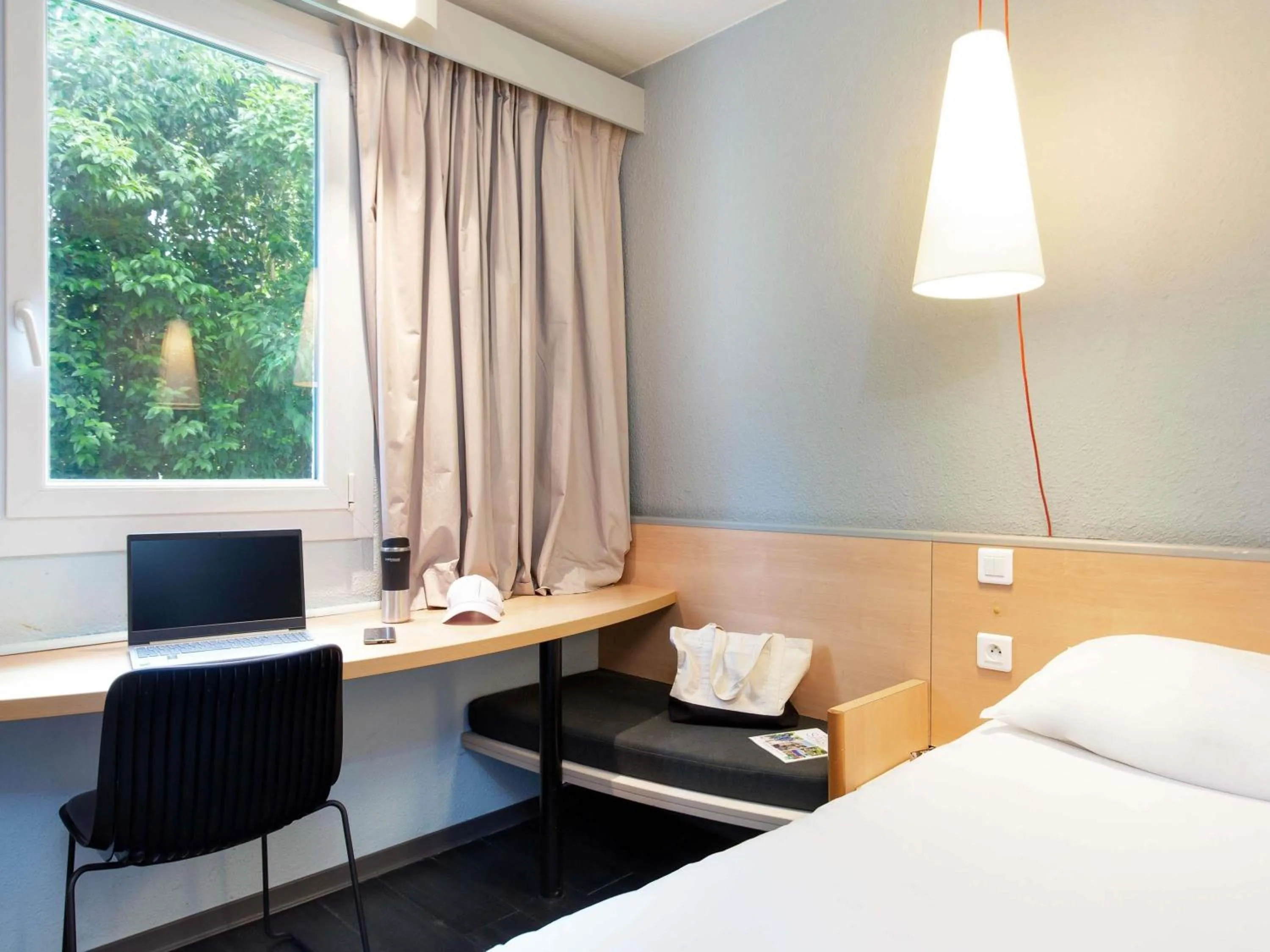 Property building, Bed in ibis Salon de Provence