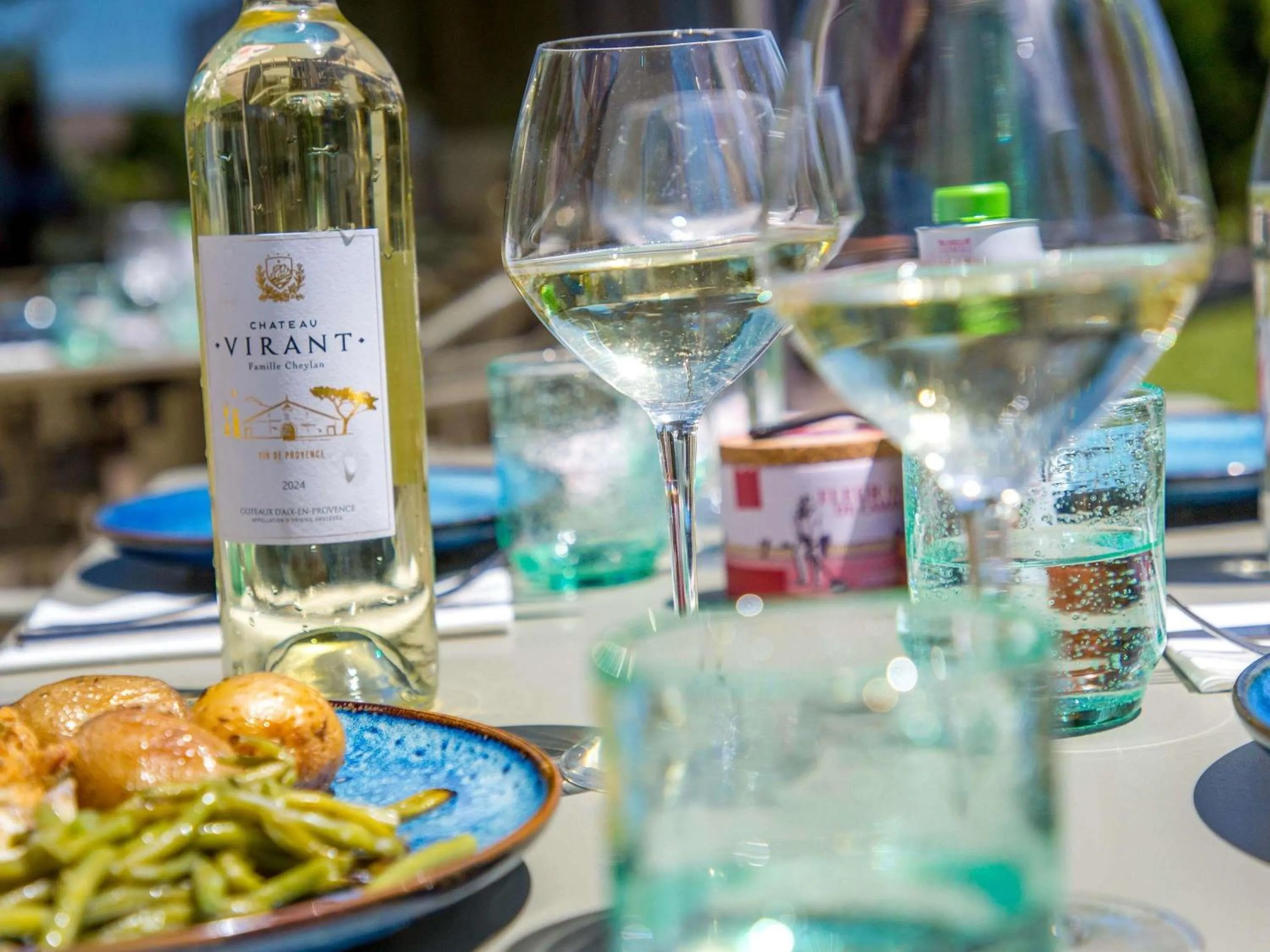 Lounge or bar in ibis Salon de Provence