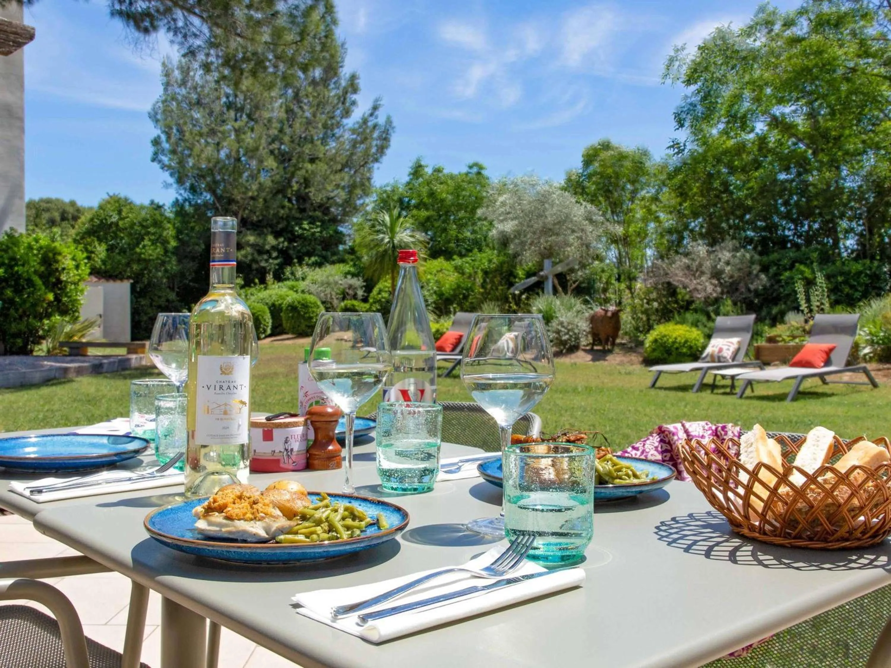 Lounge or bar in ibis Salon de Provence
