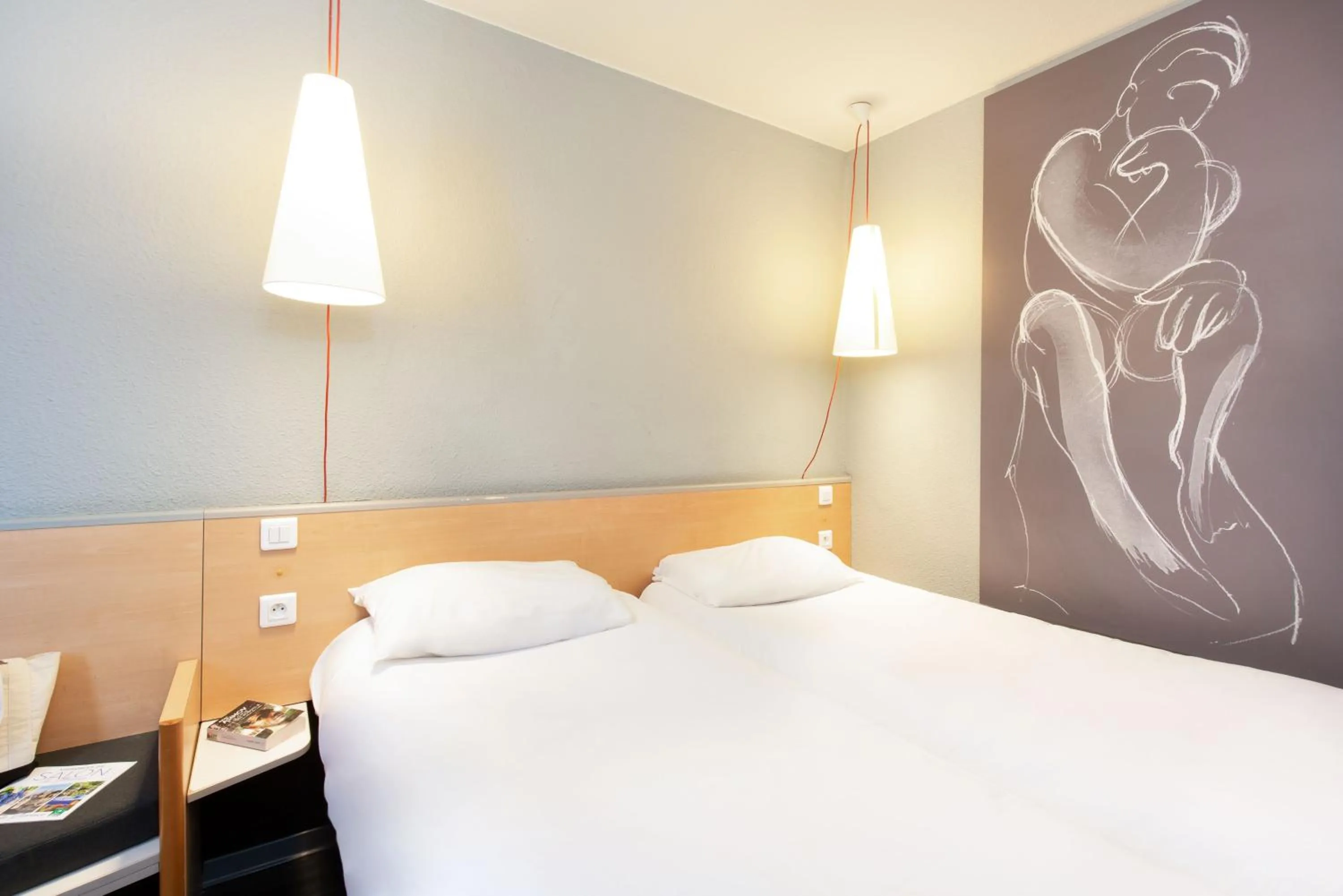 Photo of the whole room, Bed in ibis Salon de Provence