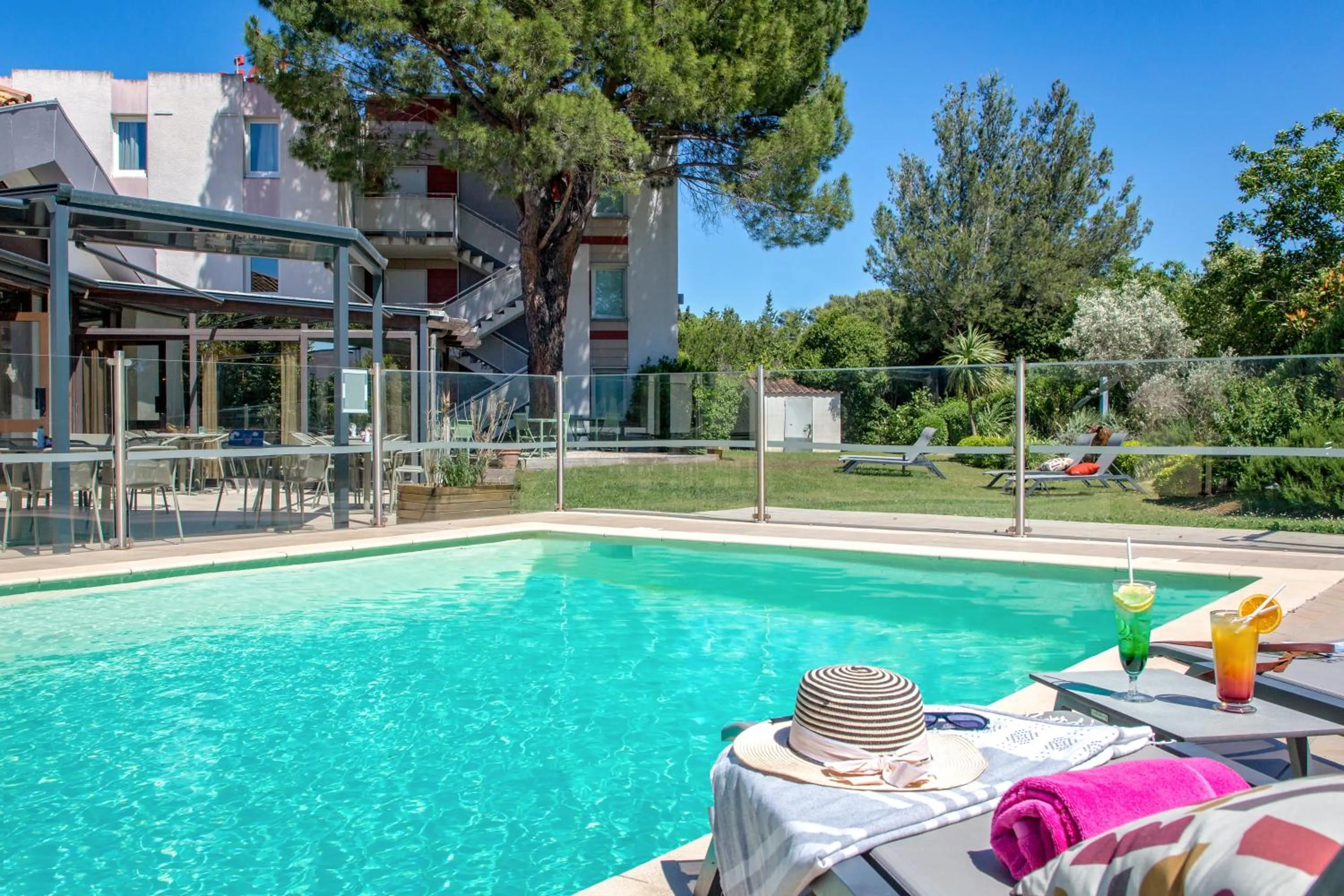 Swimming pool in ibis Salon de Provence