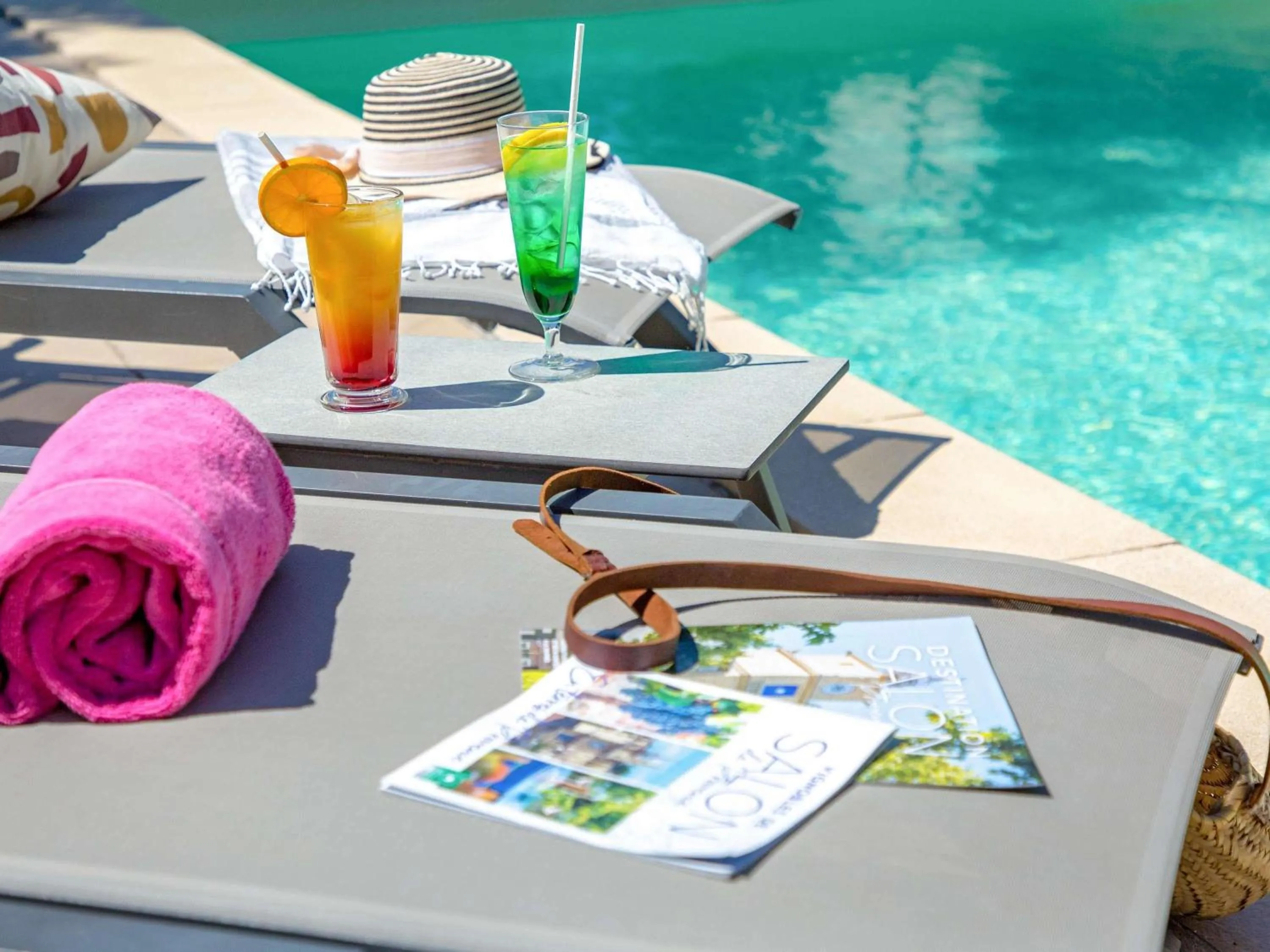 Pool view in ibis Salon de Provence