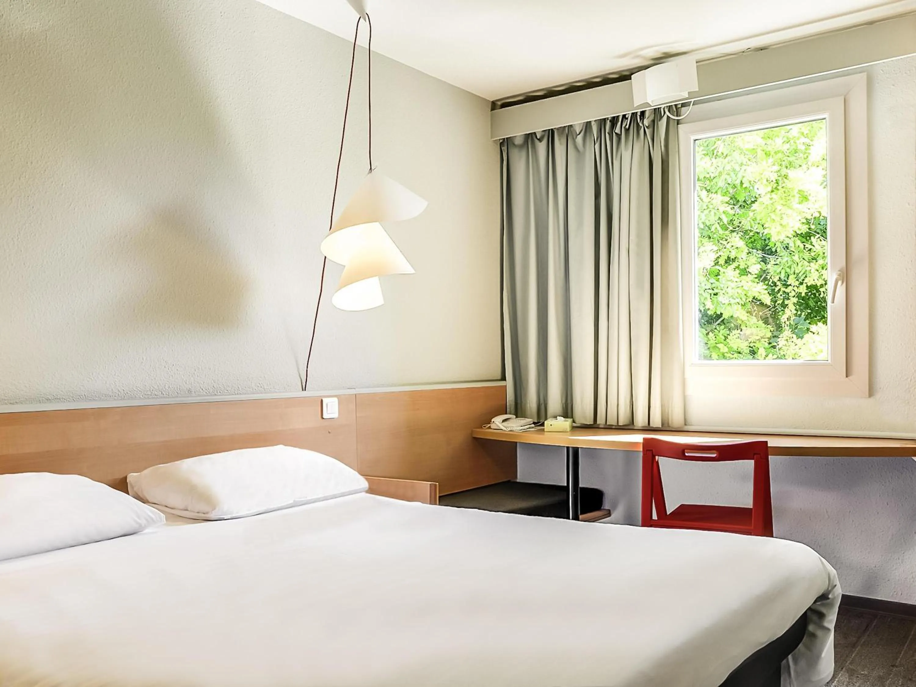 Bedroom, Bed in ibis Salon de Provence