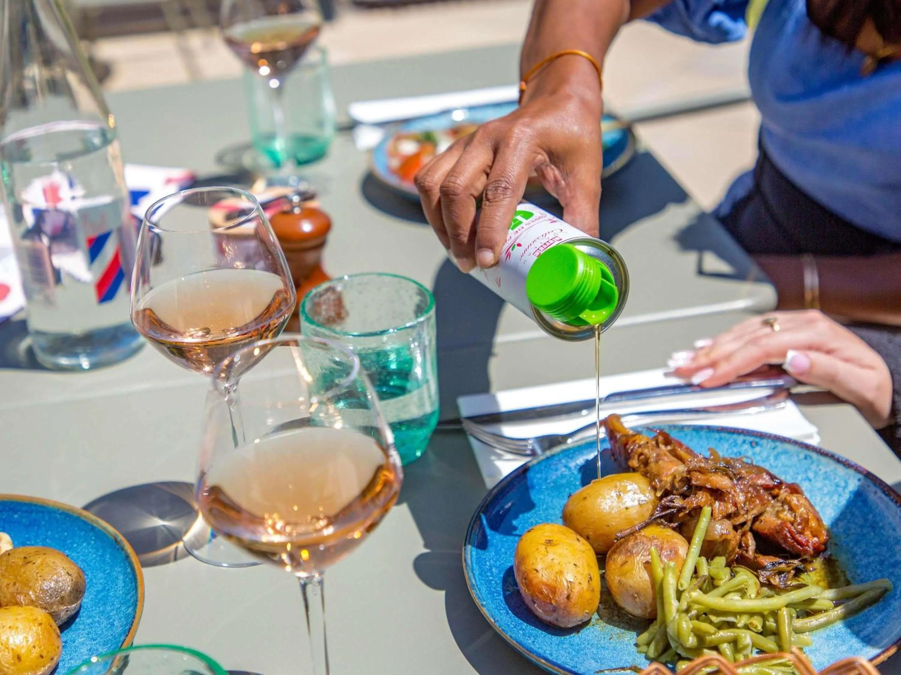 Lounge or bar in ibis Salon de Provence