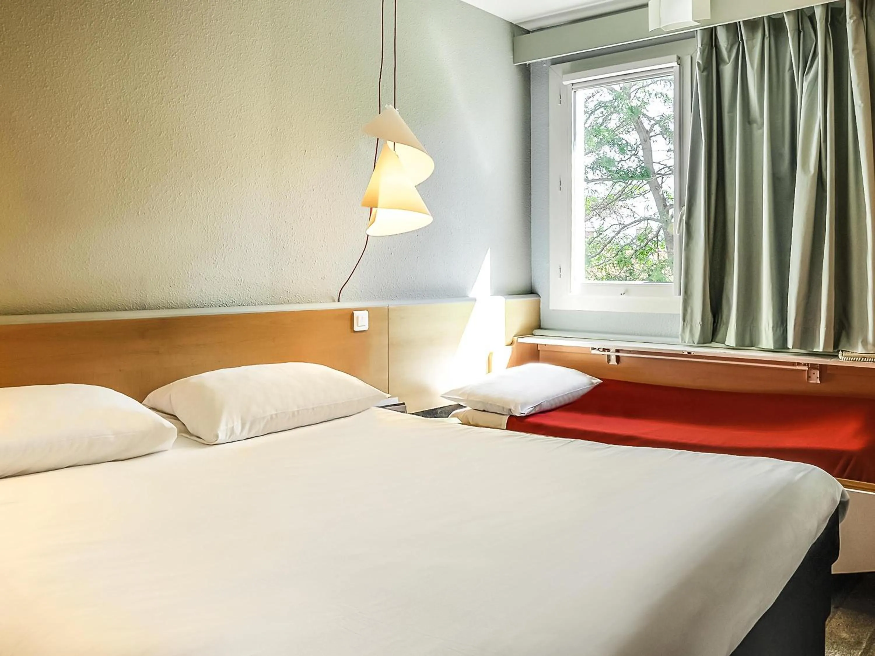 Bedroom, Bed in ibis Salon de Provence