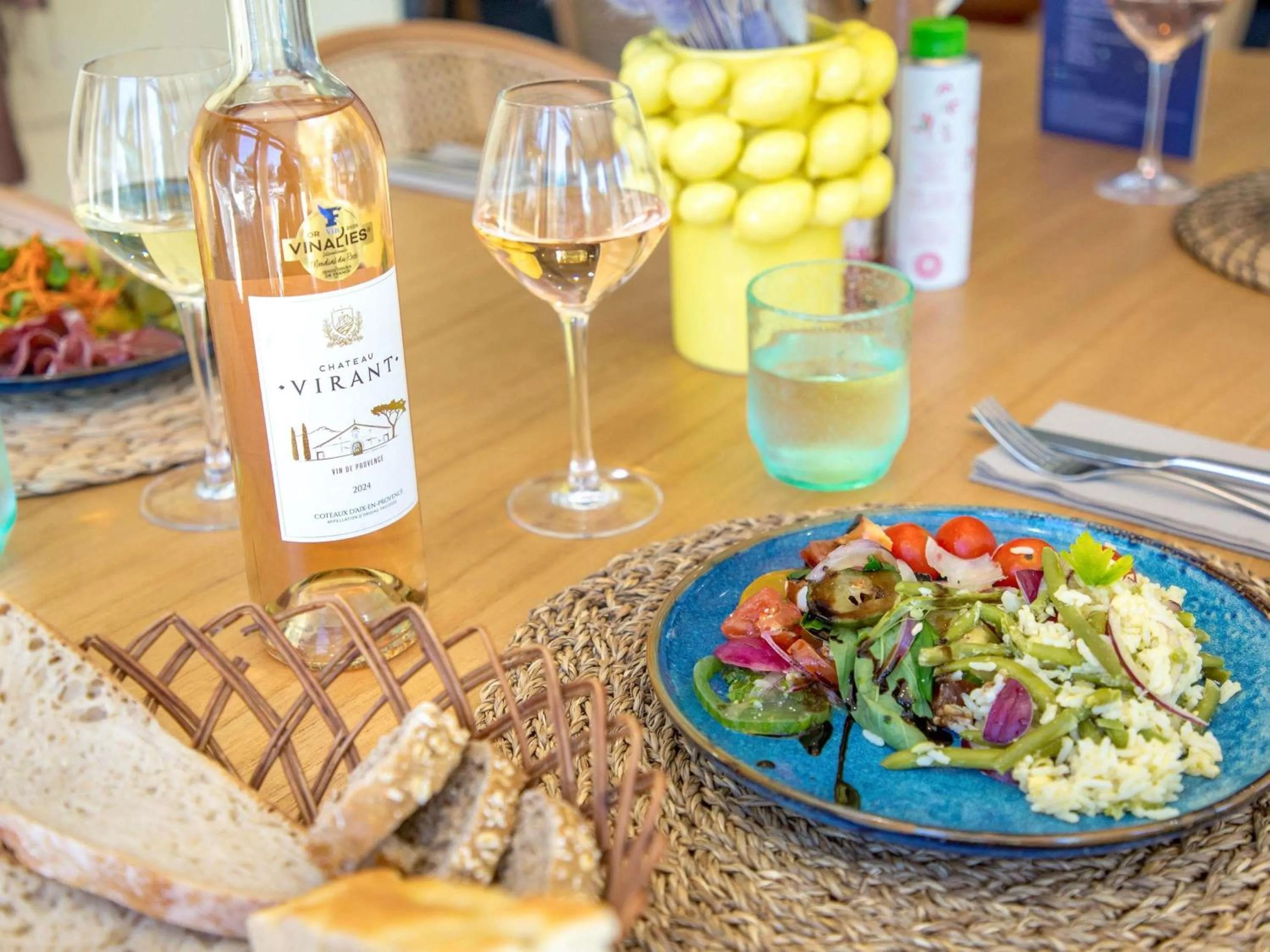 Lounge or bar in ibis Salon de Provence