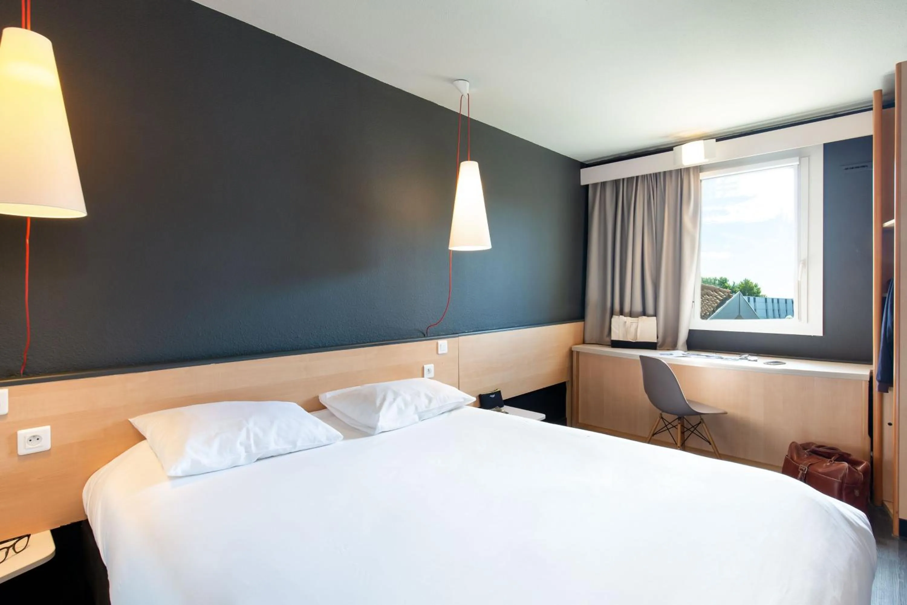 Photo of the whole room, Bed in ibis Salon de Provence