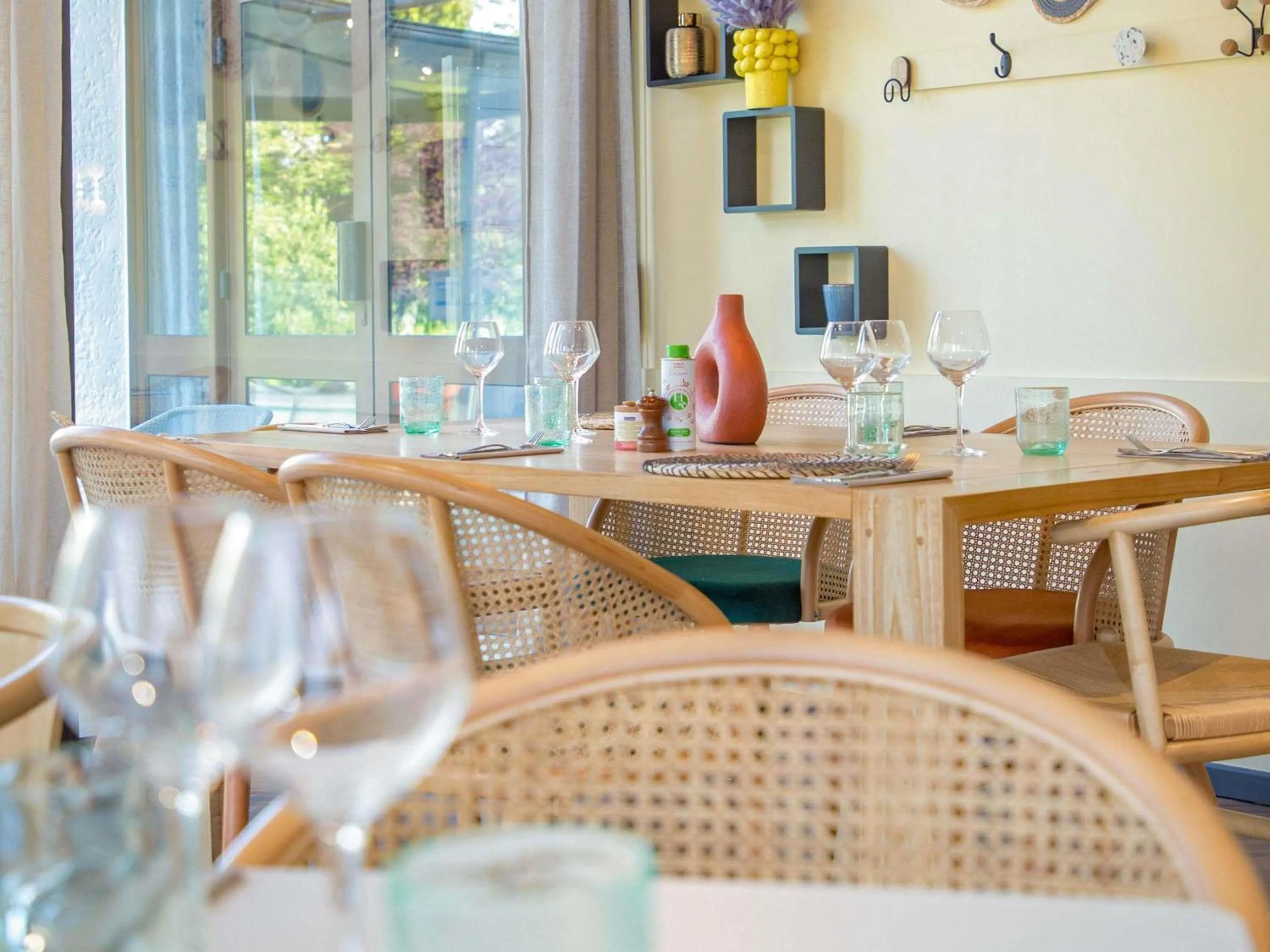 Lounge or bar in ibis Salon de Provence