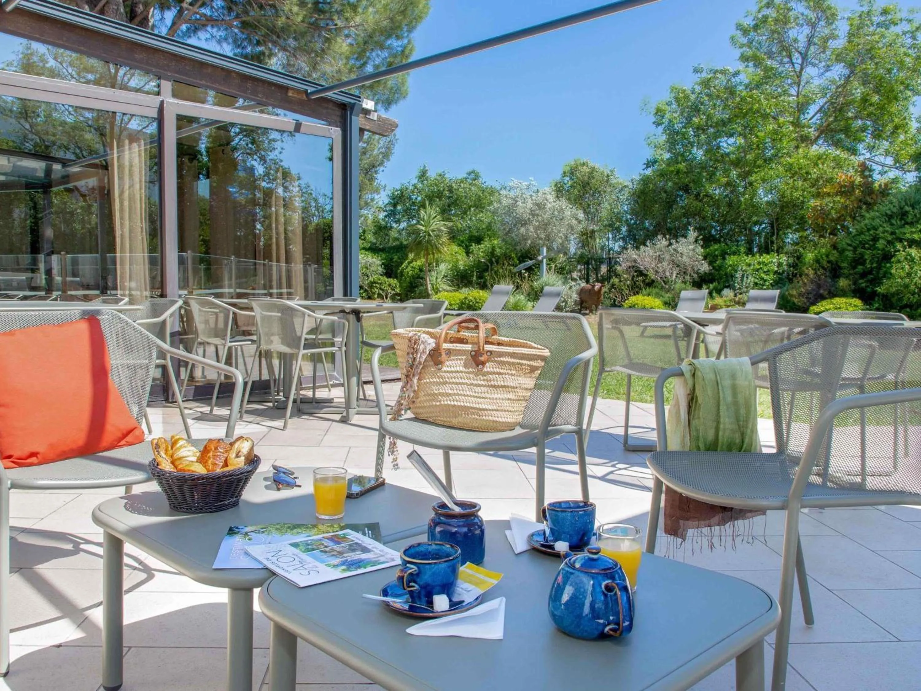 Lounge or bar in ibis Salon de Provence