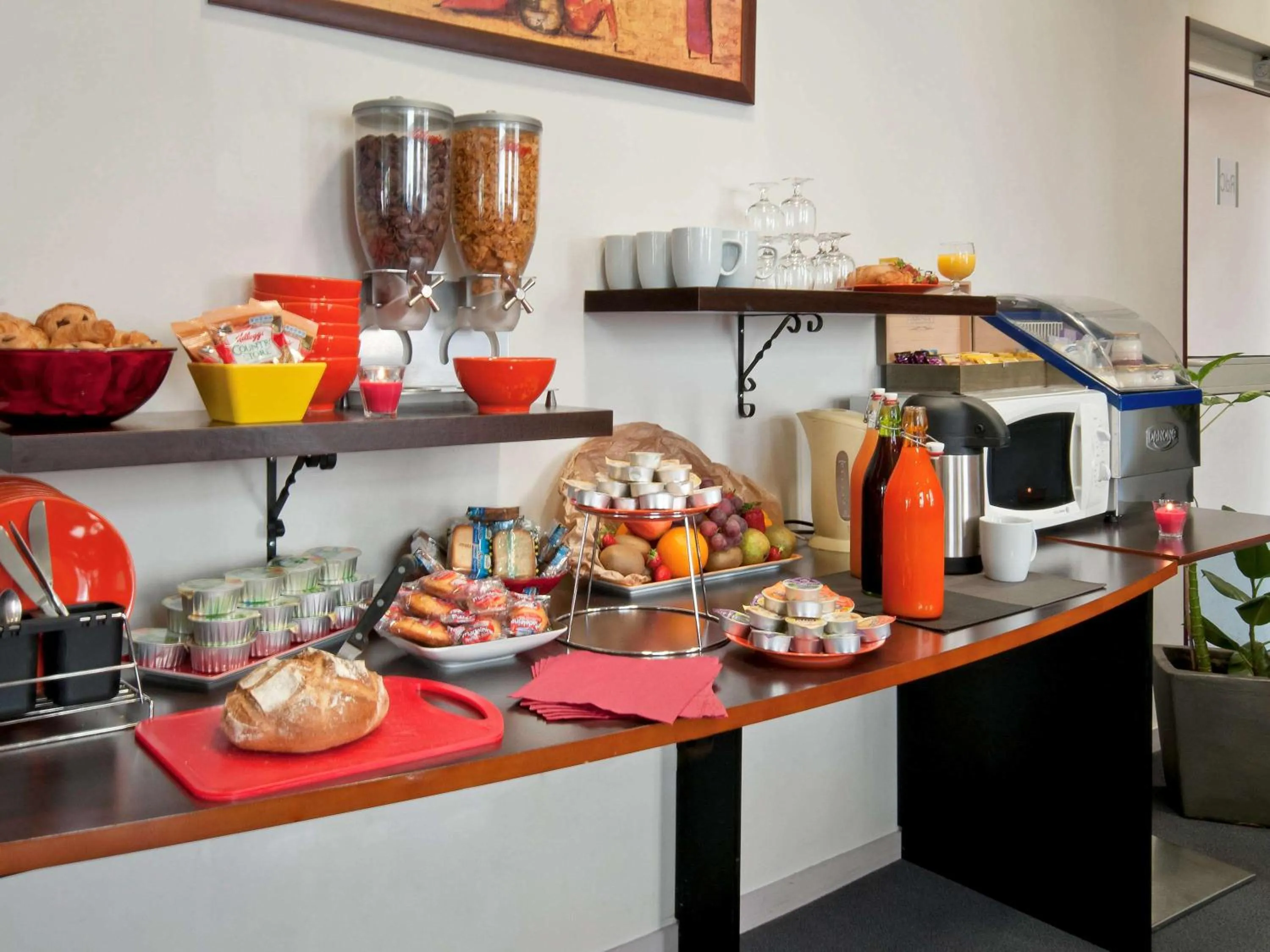 Food and drinks in Aparthotel Adagio Access Paris Philippe Auguste