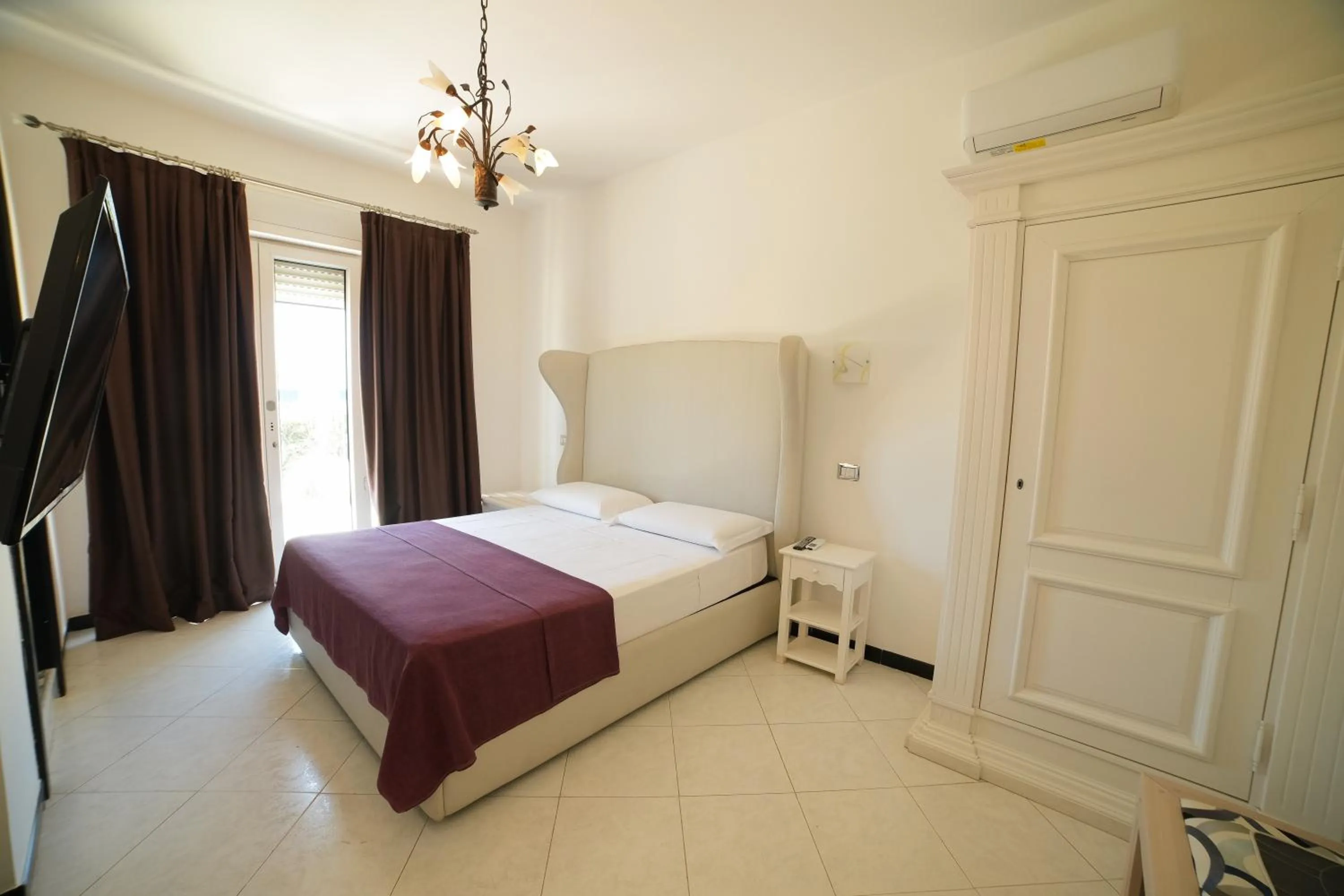 Bedroom, Bed in Villa Miramare