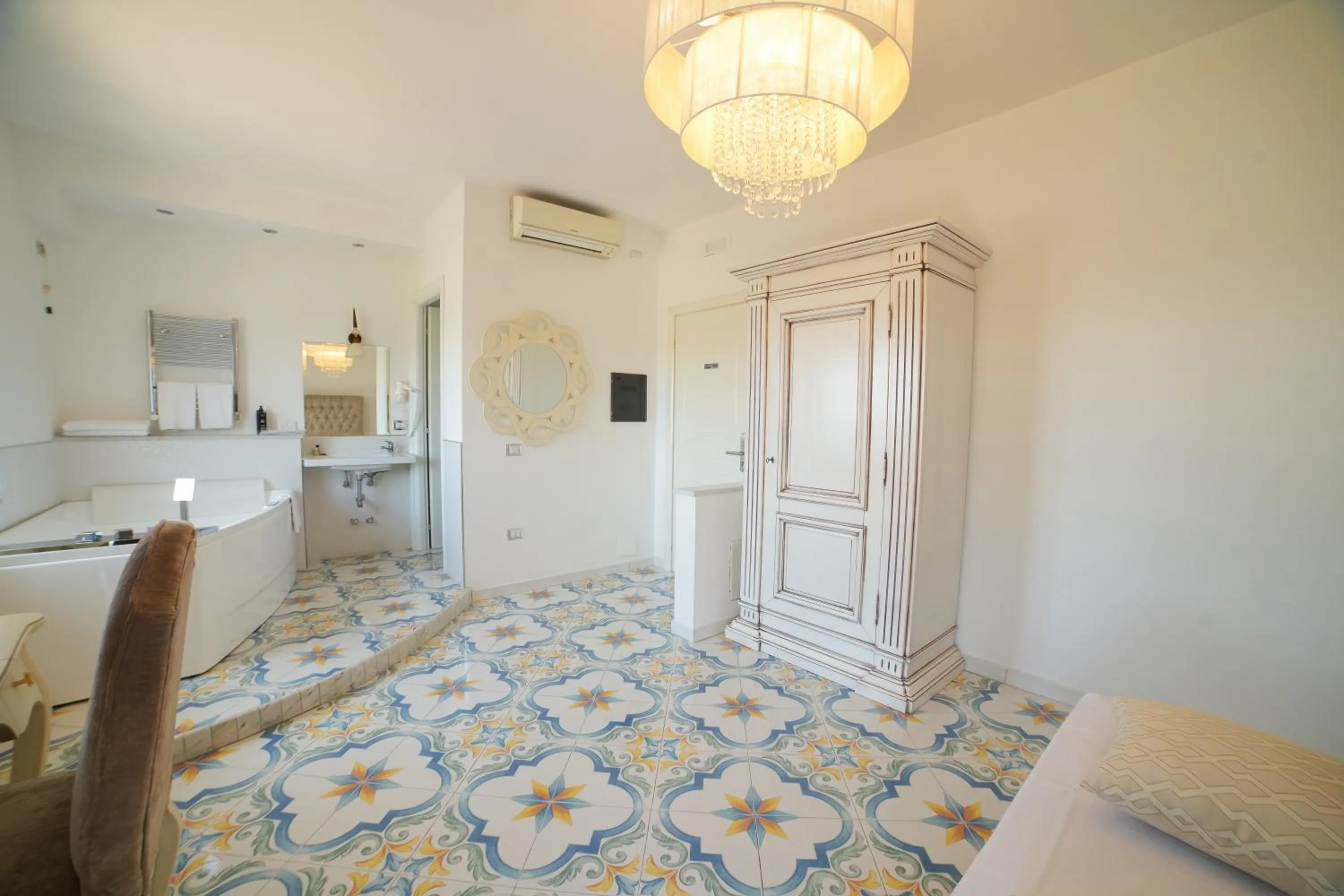 Hot Tub, Bed in Villa Miramare