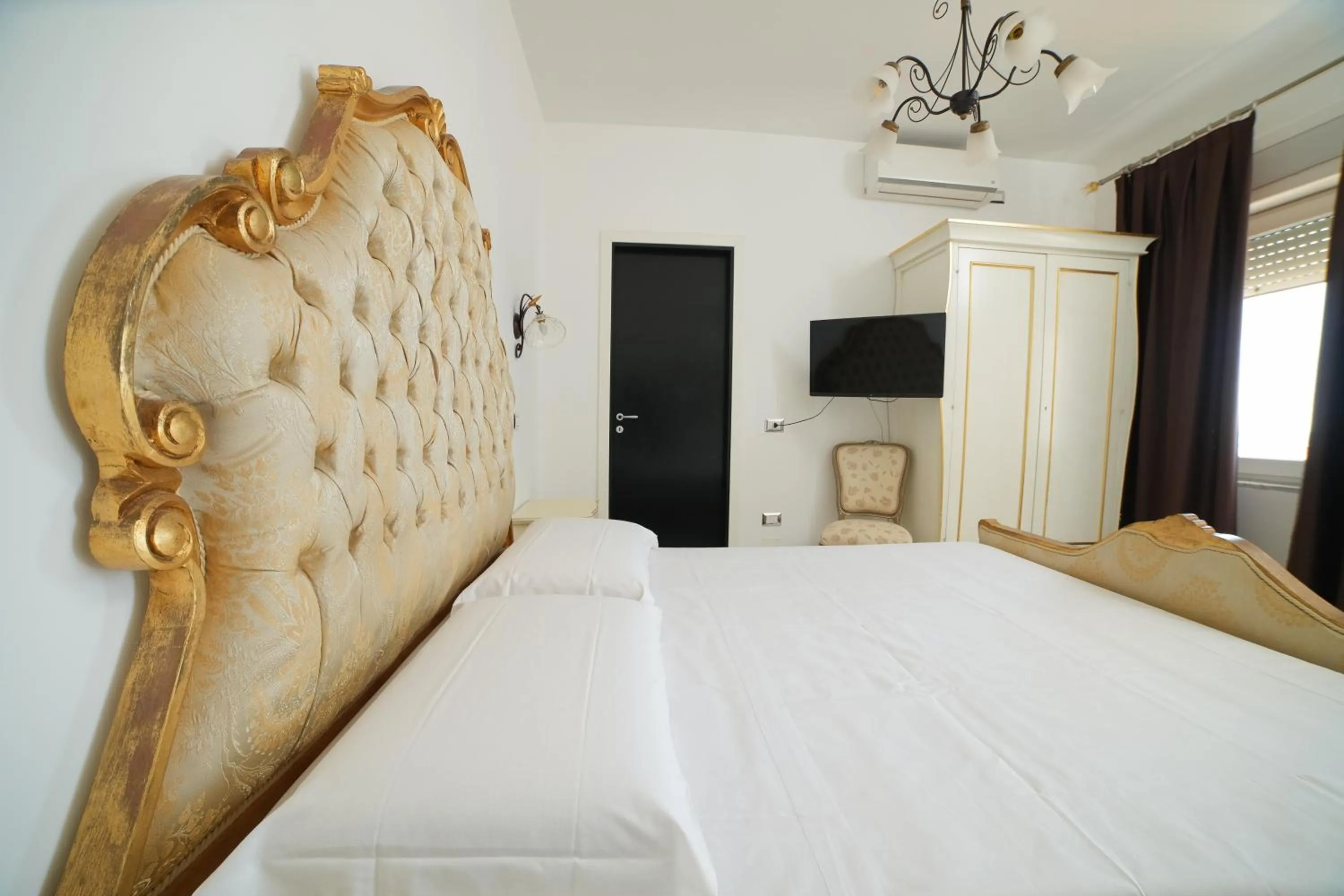 Bedroom, Bed in Villa Miramare