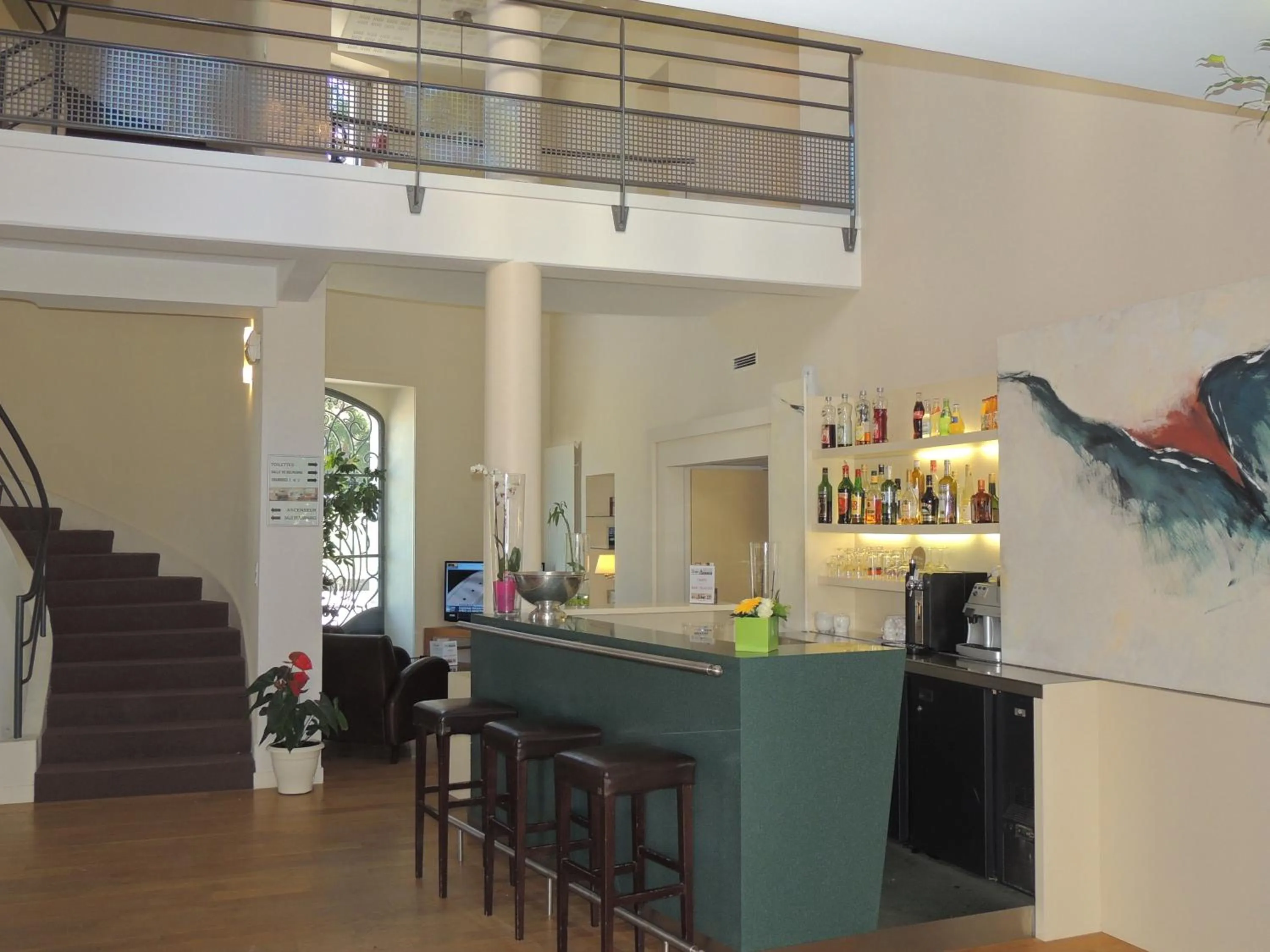 Lounge or bar in HOTEL CERISE - LES SOURCES Luxeuil-les-Bains