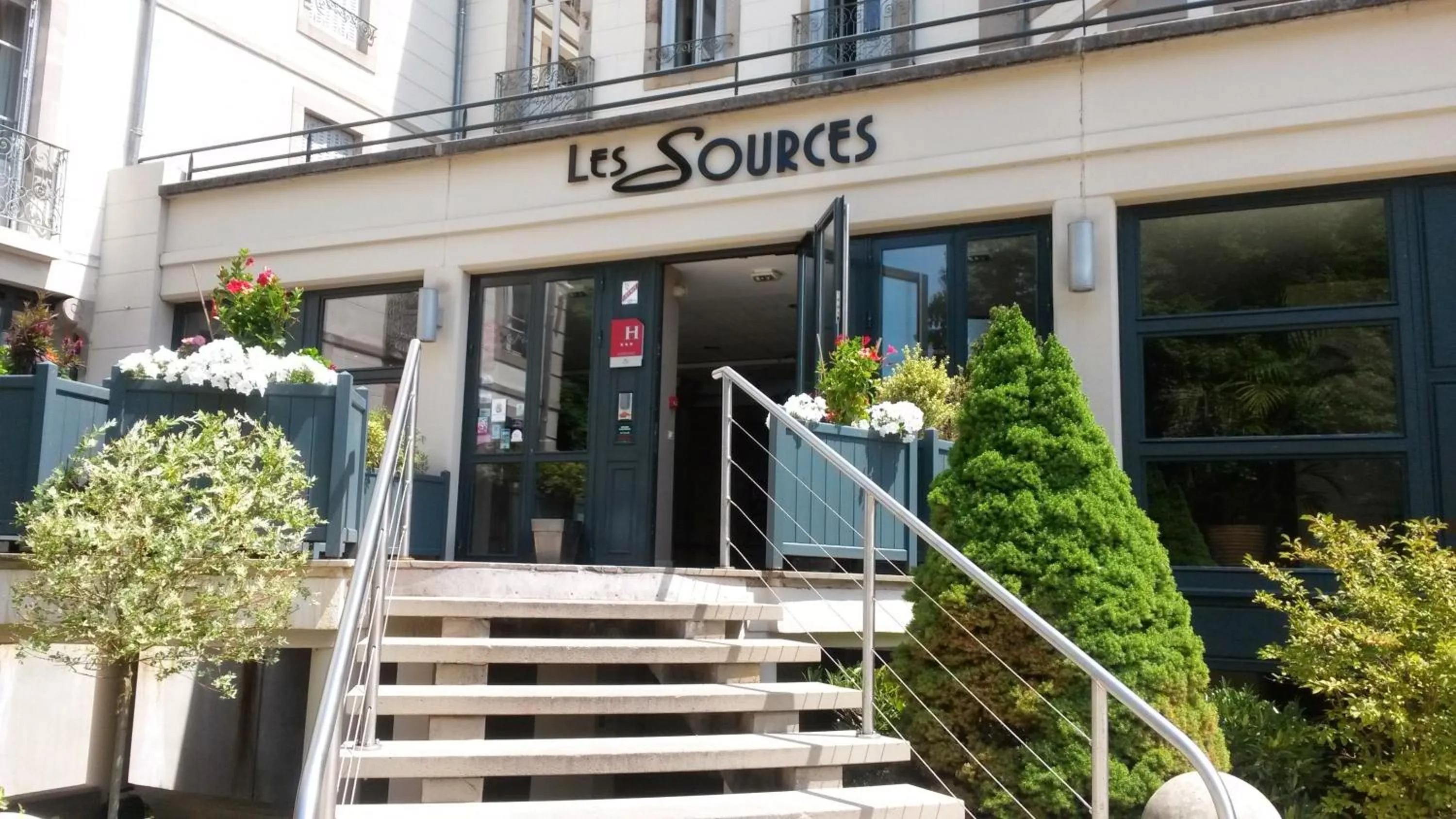 Facade/entrance in HOTEL CERISE - LES SOURCES Luxeuil-les-Bains