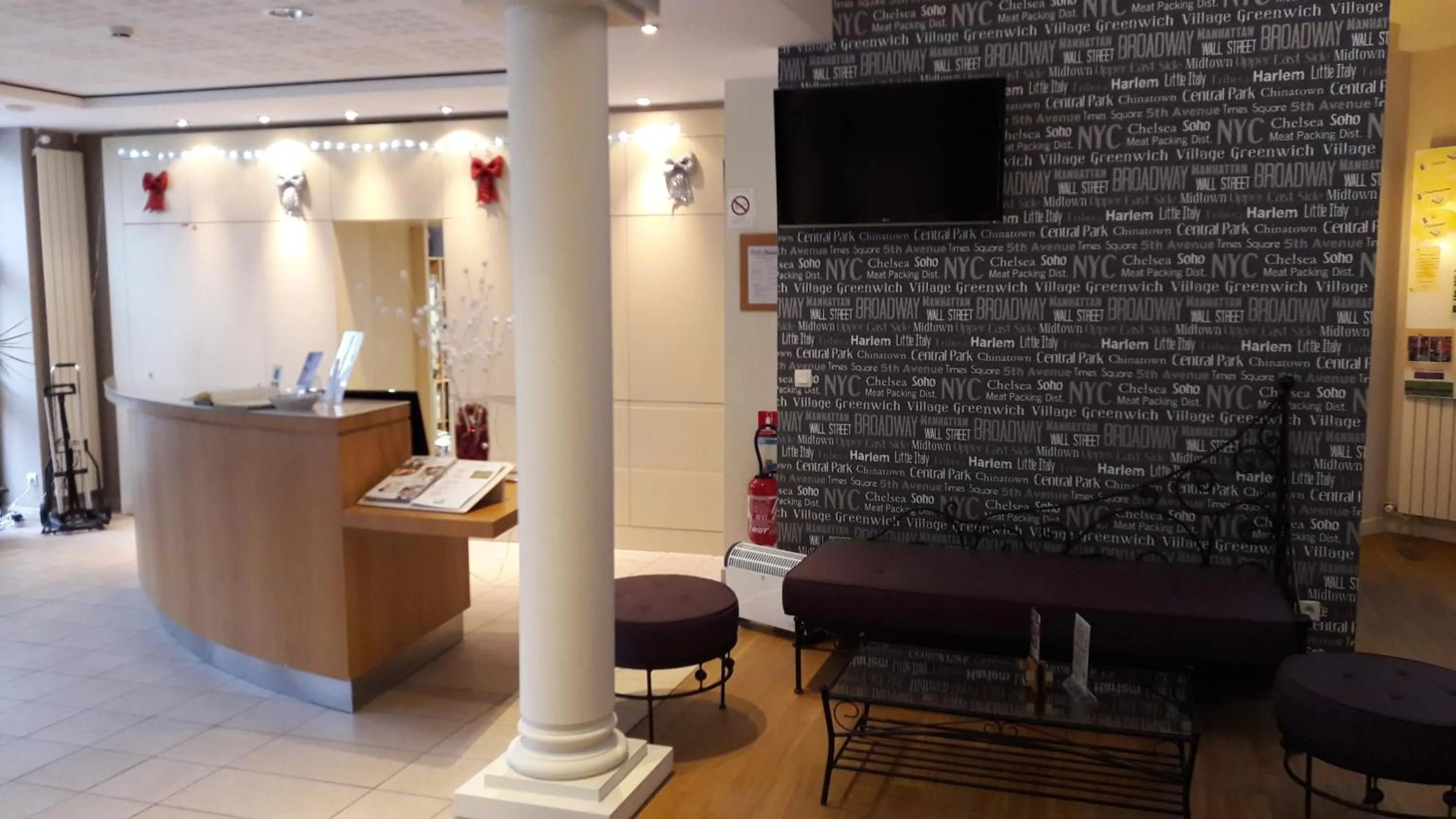 Lobby or reception in HOTEL CERISE - LES SOURCES Luxeuil-les-Bains