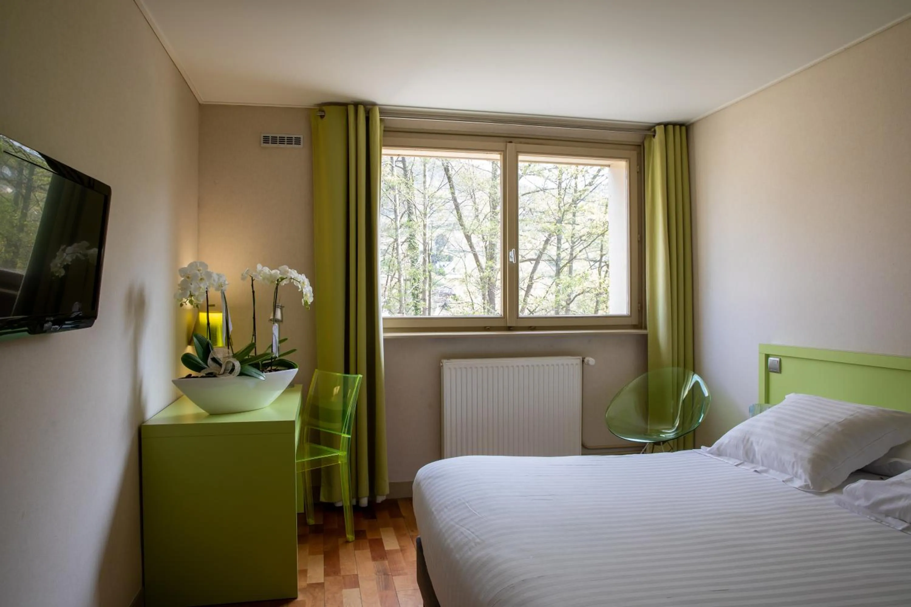 Photo of the whole room, Bed in Hotel Du Lac