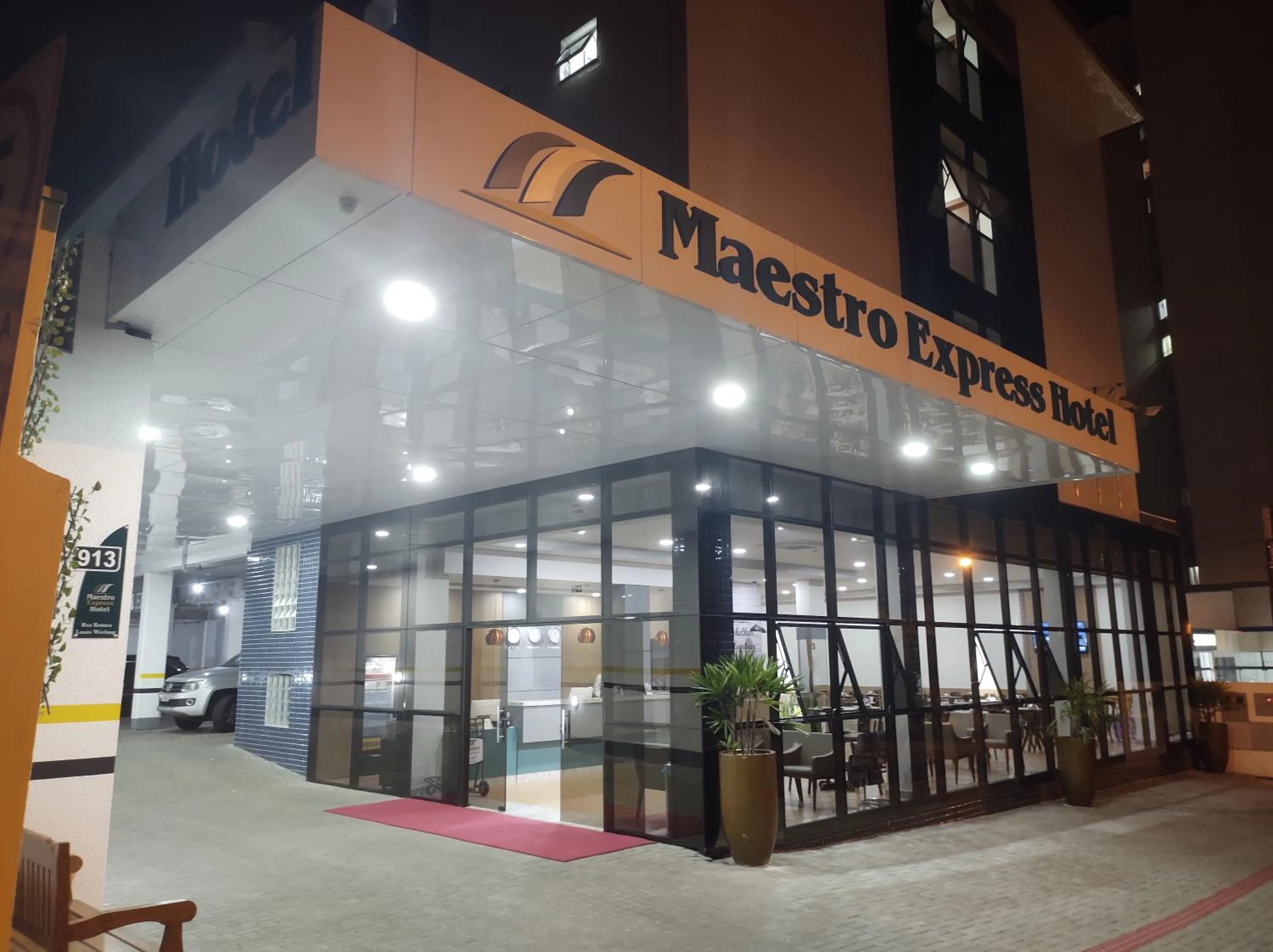 Facade/entrance in Hotel Maestro Express