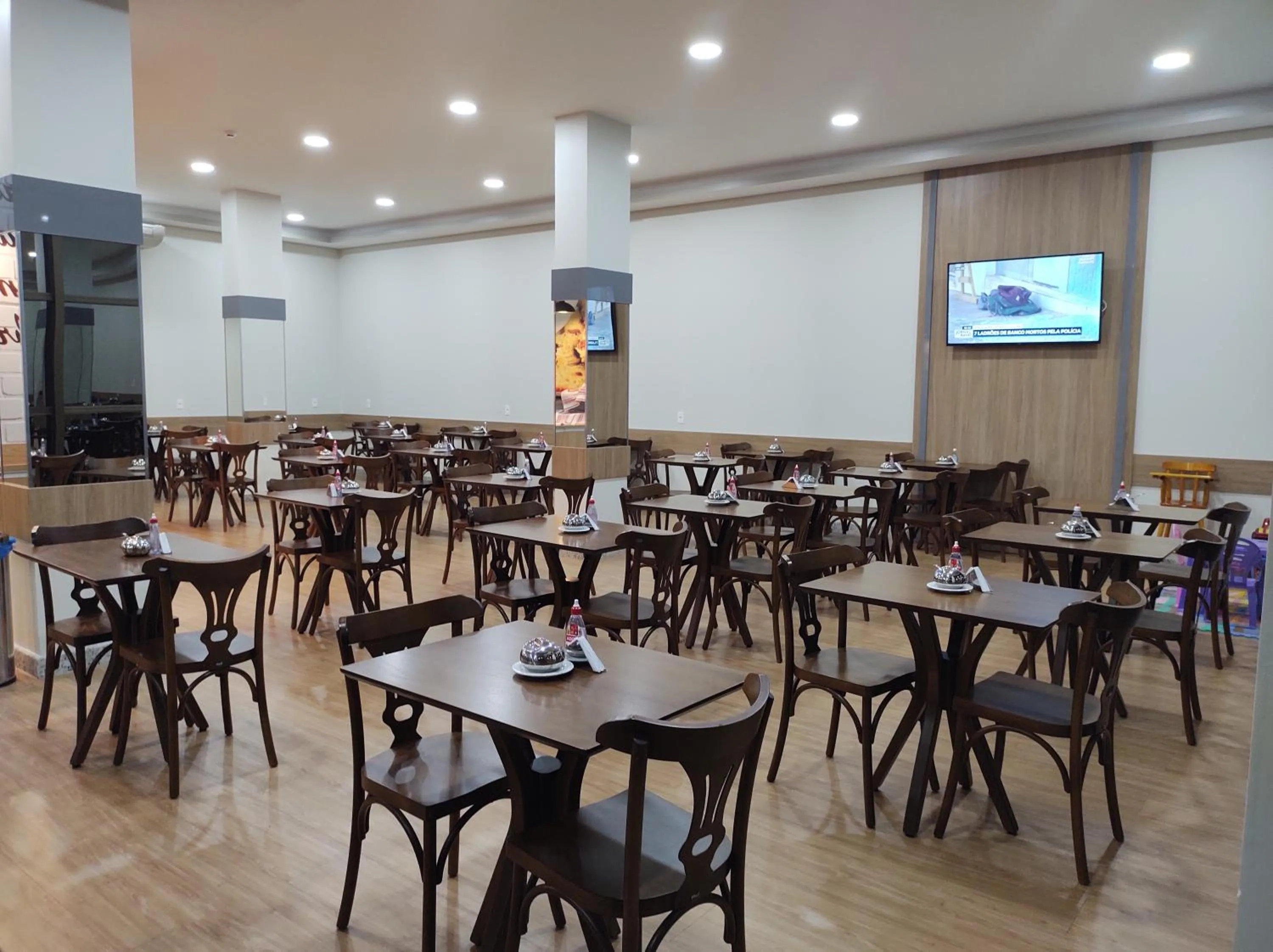 Restaurant/places to eat in Hotel Maestro Express