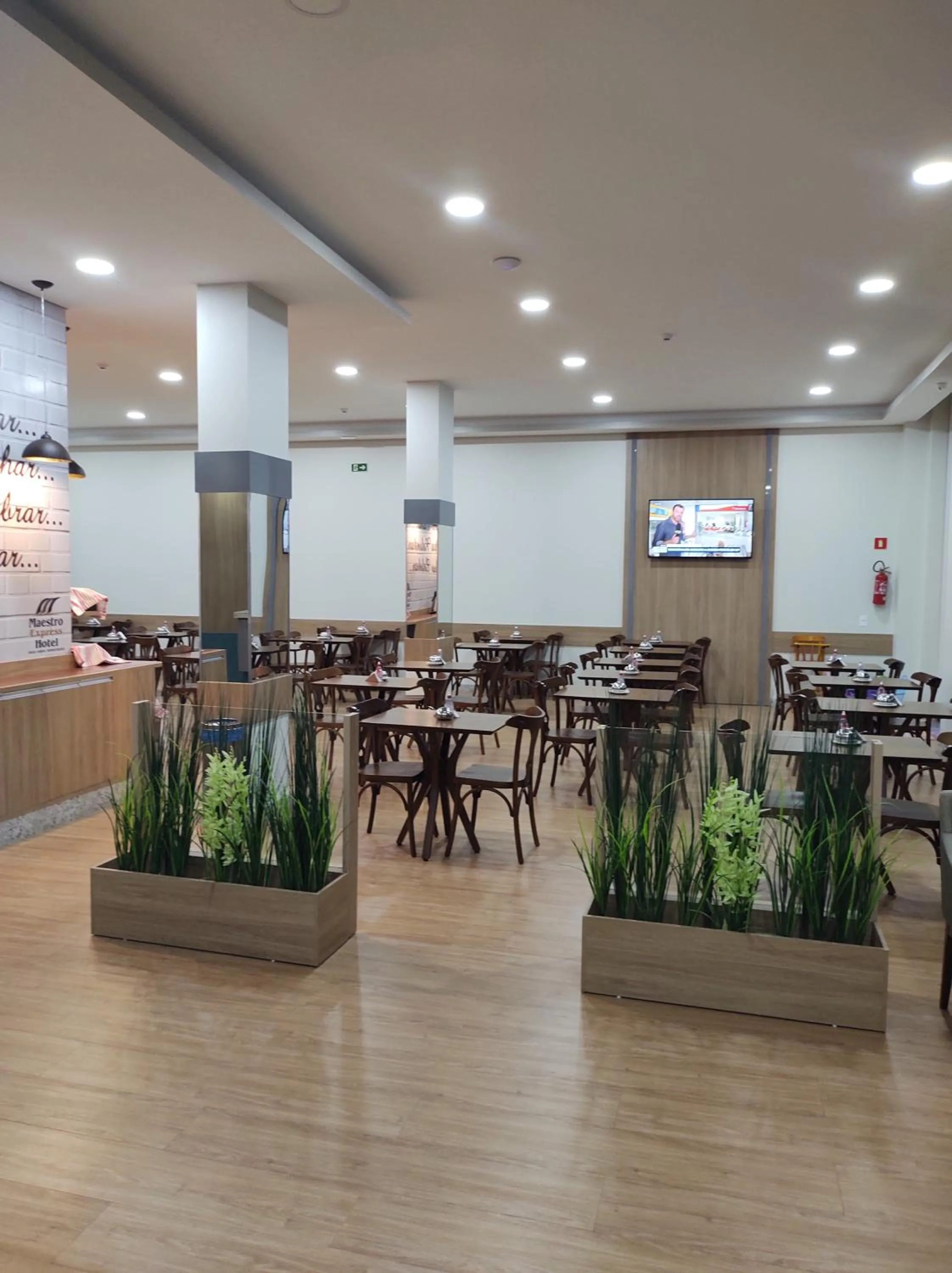 Restaurant/places to eat in Hotel Maestro Express