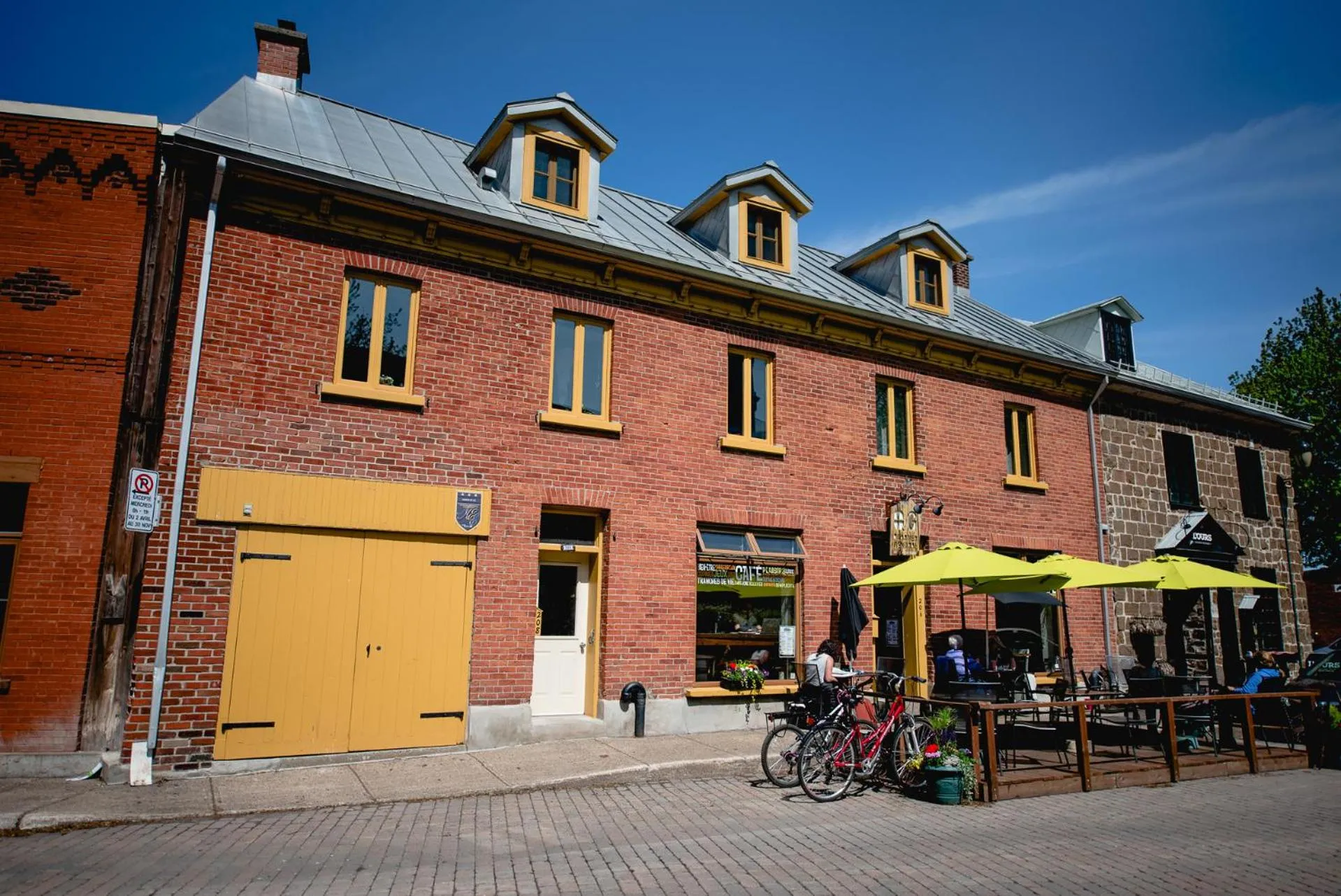 Facade/entrance in L'Auberge du QG