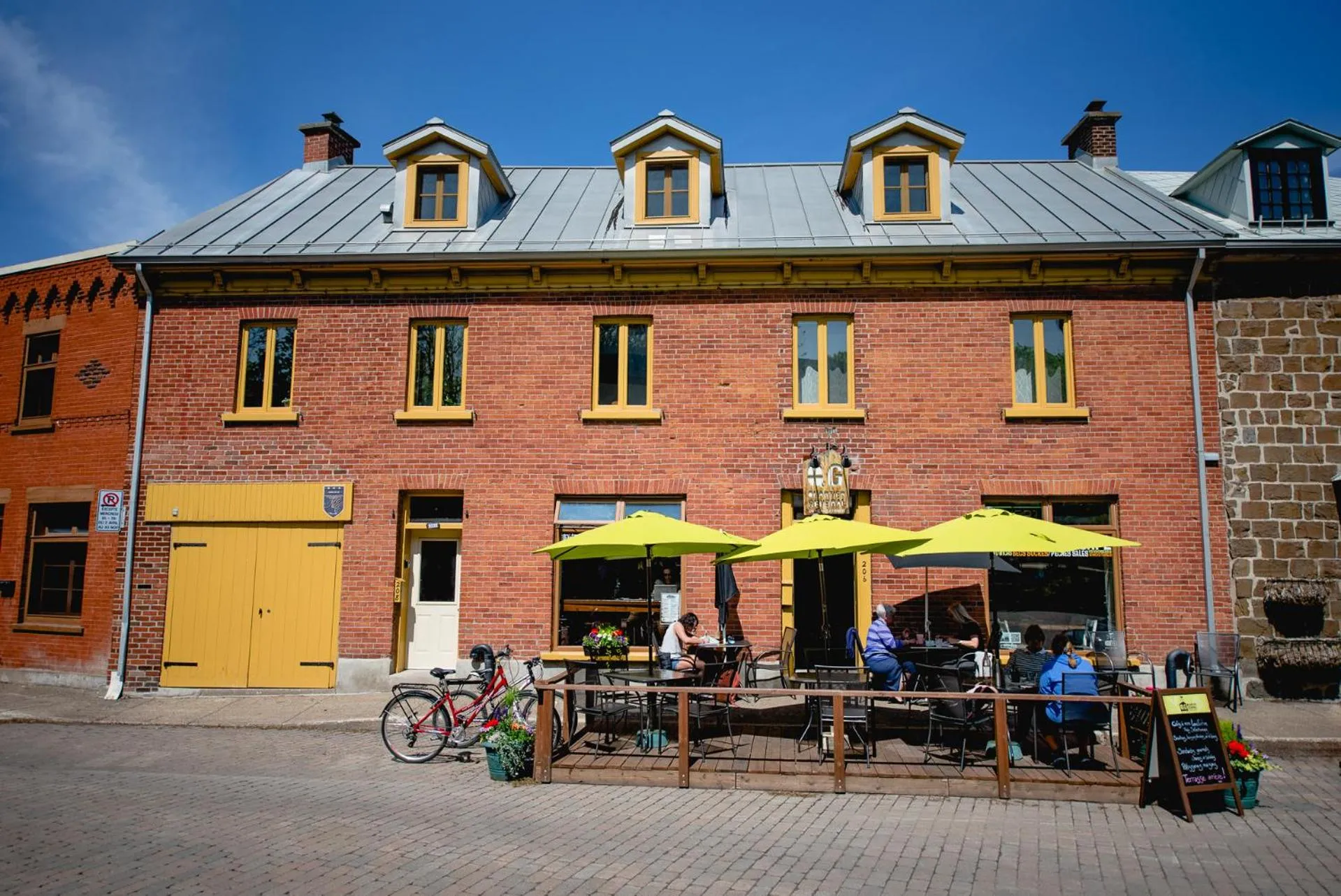 Facade/entrance in L'Auberge du QG