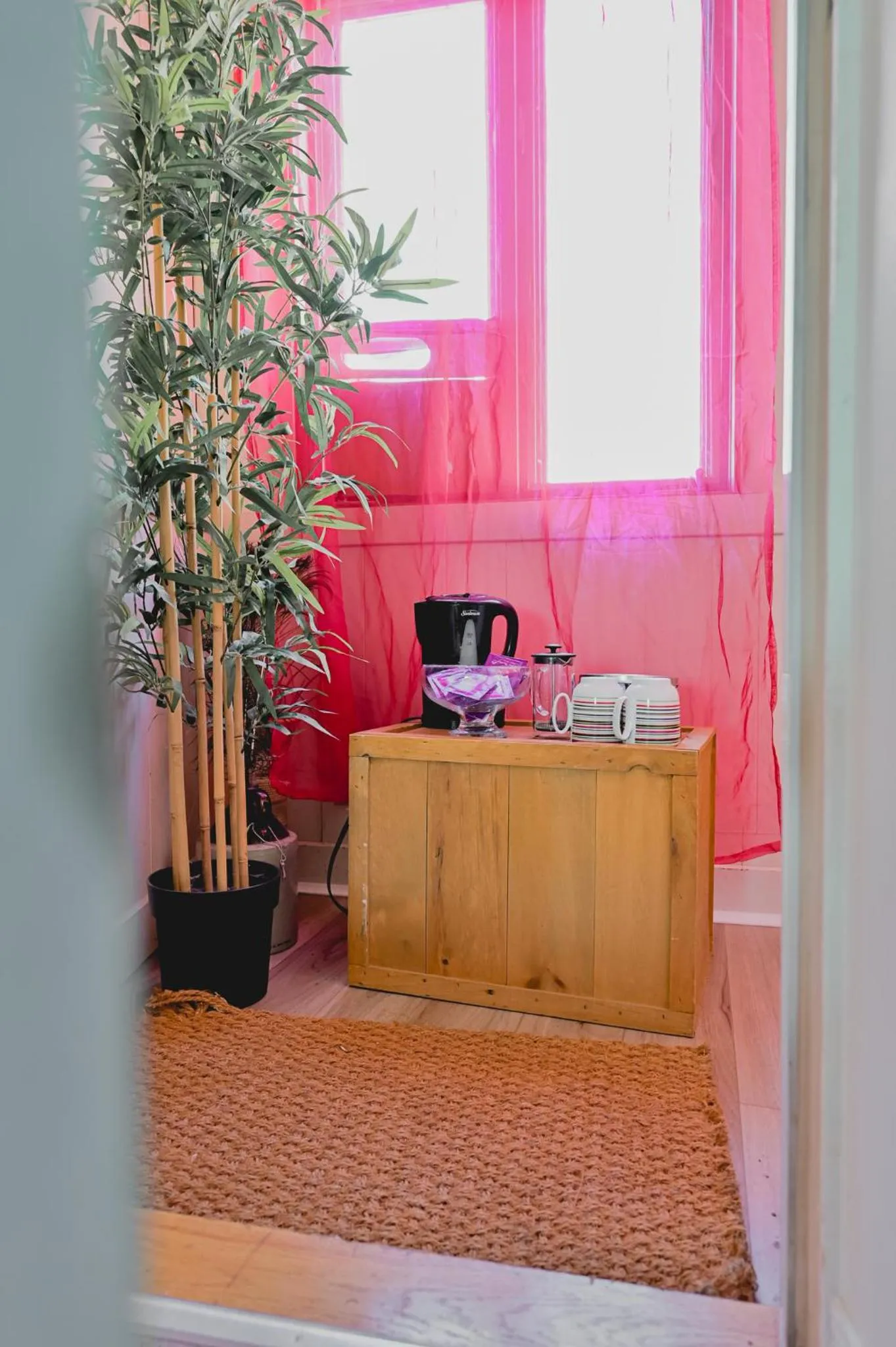 Coffee/tea facilities in L'Auberge du QG