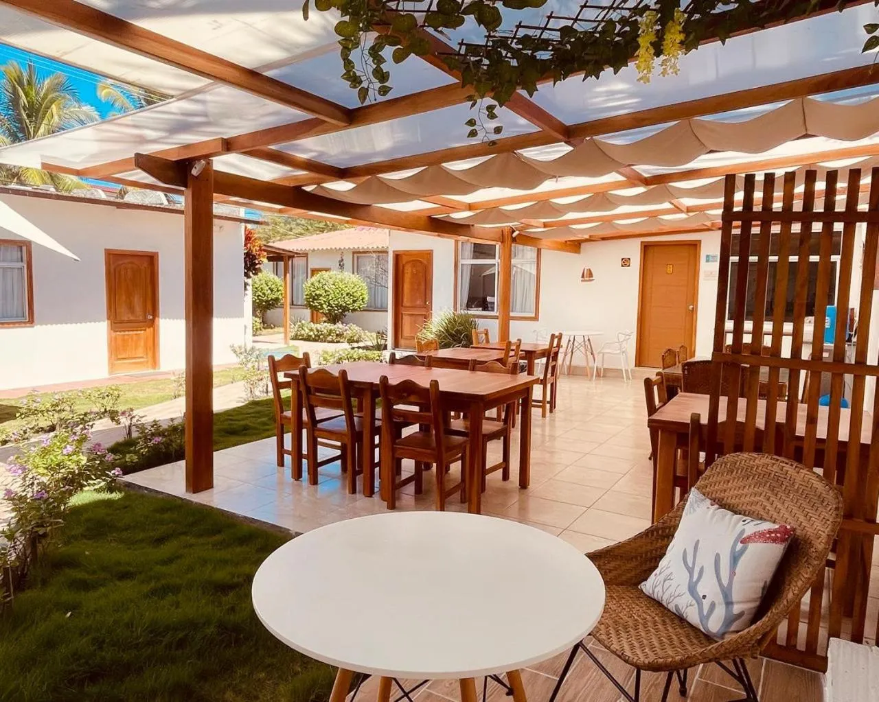 Restaurant/places to eat in Hotel Coral Blanco with high speed internet Starlink and Galapagos Tour Operator