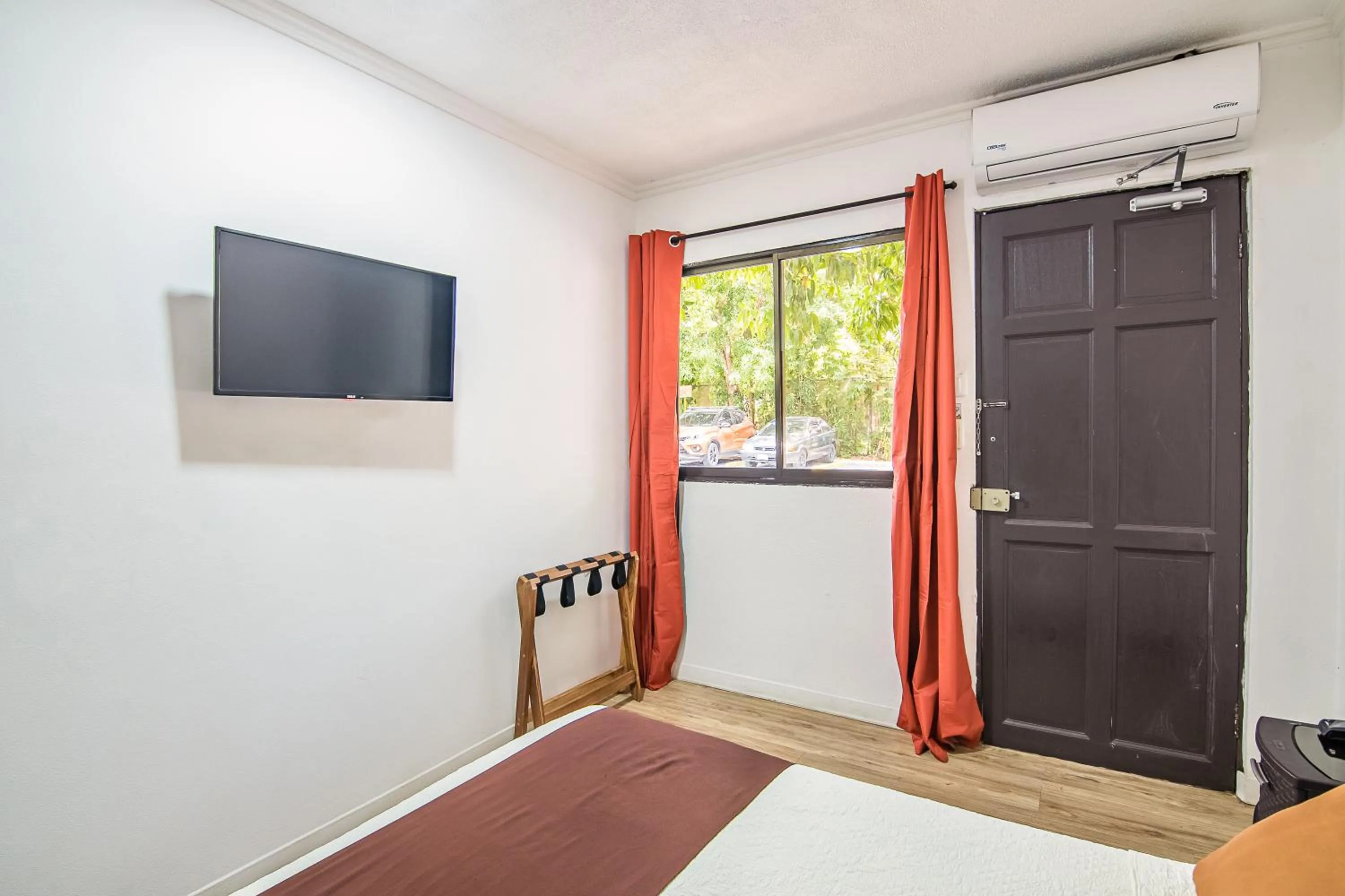 air conditioner, Bed in Jaco Lodge Quiet Place