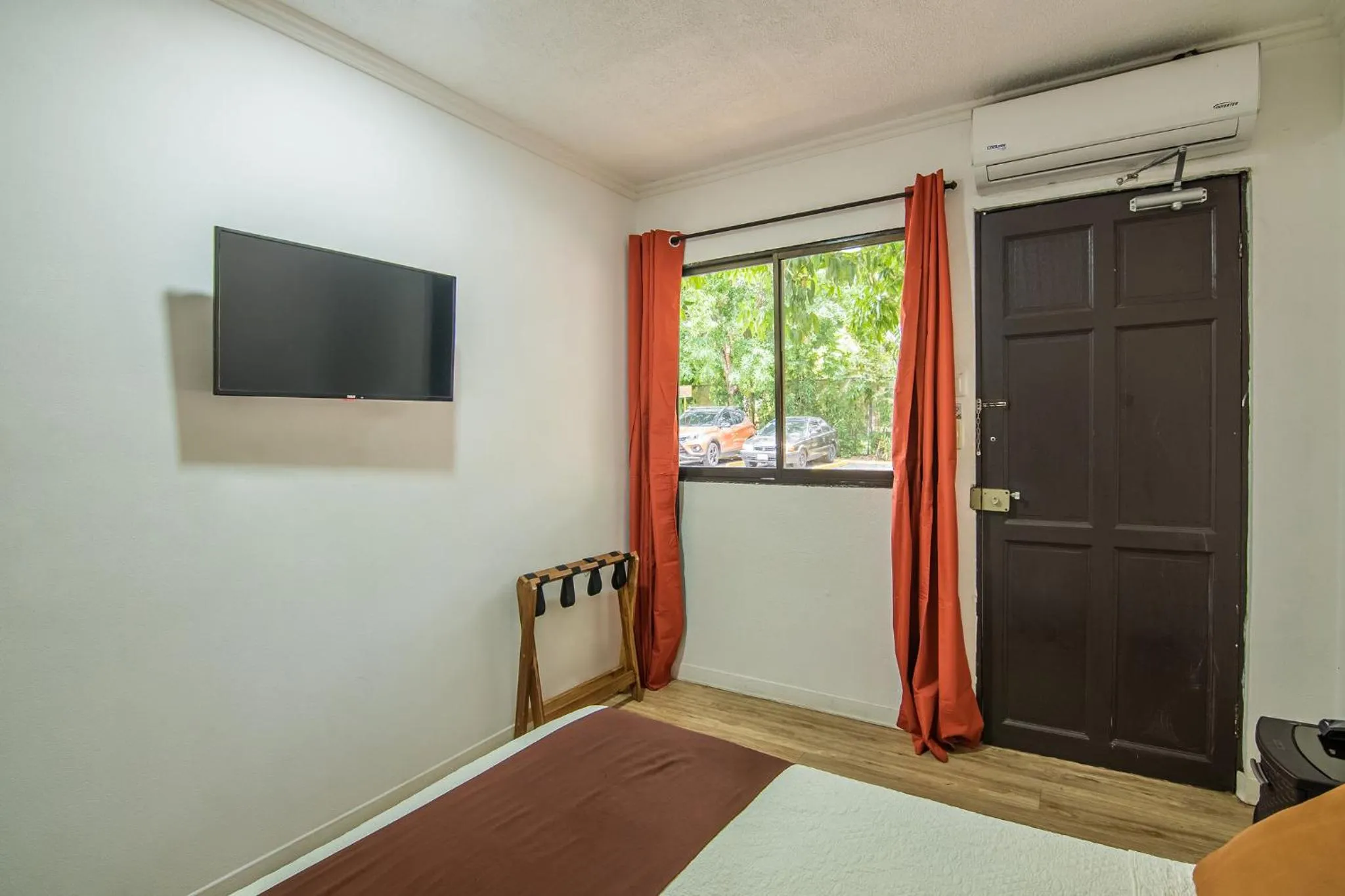 TV and multimedia, Bed in Jaco Lodge Quiet Place