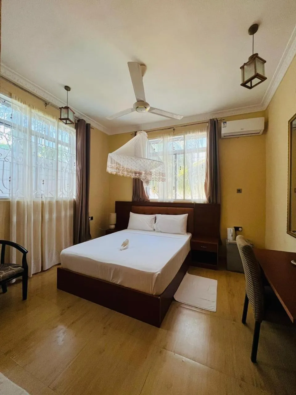 Photo of the whole room, Bed in Boshowa Villas