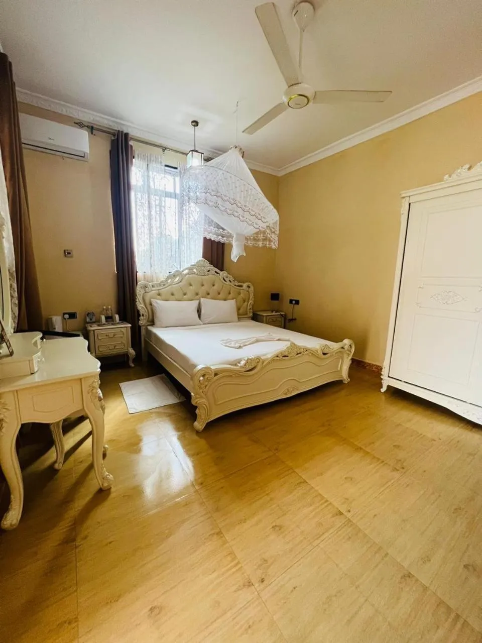 Photo of the whole room, Bed in Boshowa Villas