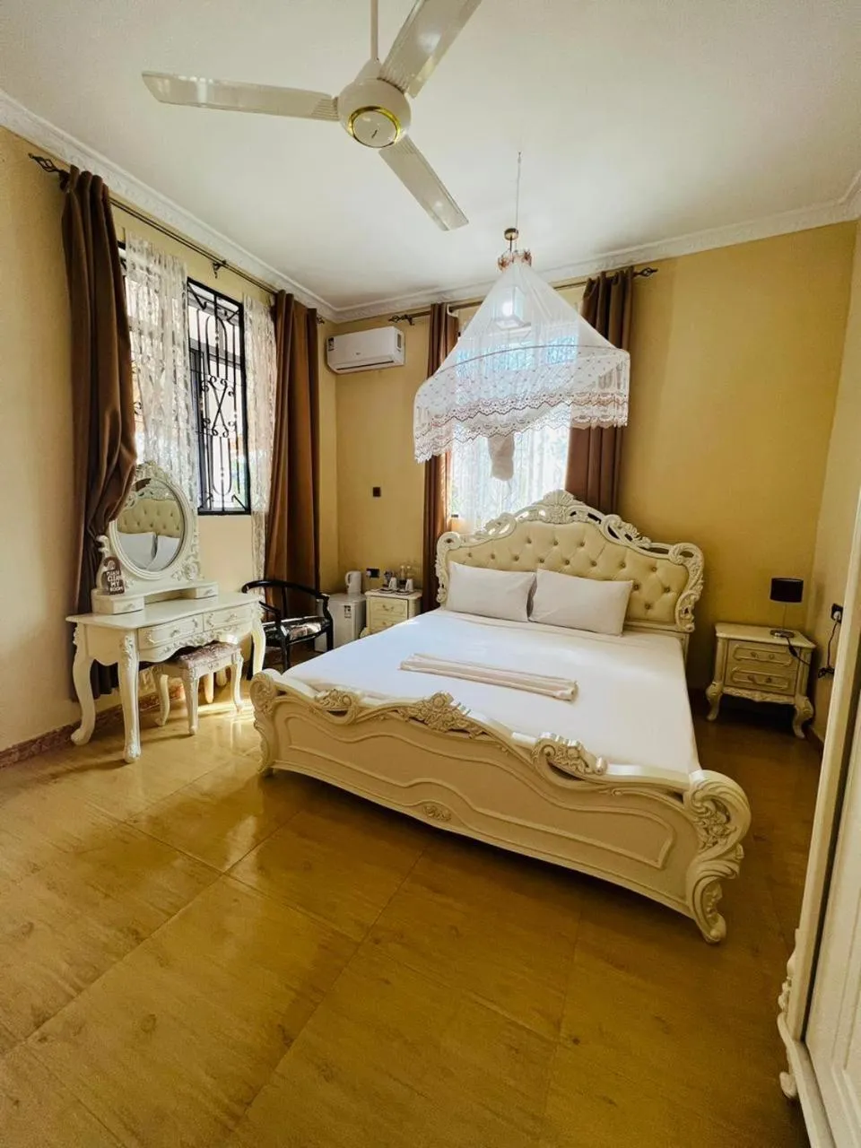 Photo of the whole room, Bed in Boshowa Villas