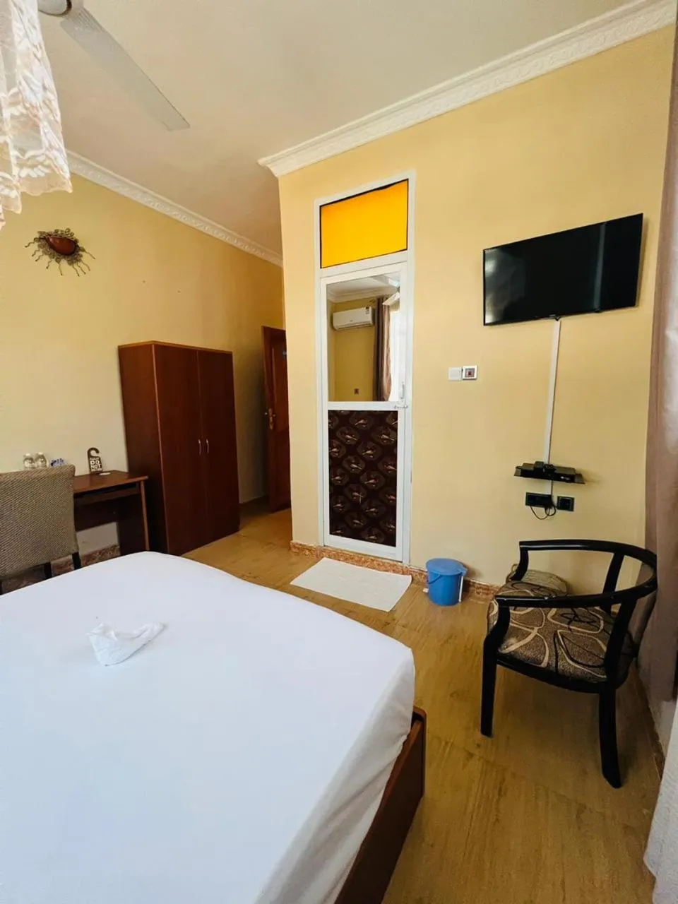 Photo of the whole room, Bed in Boshowa Villas